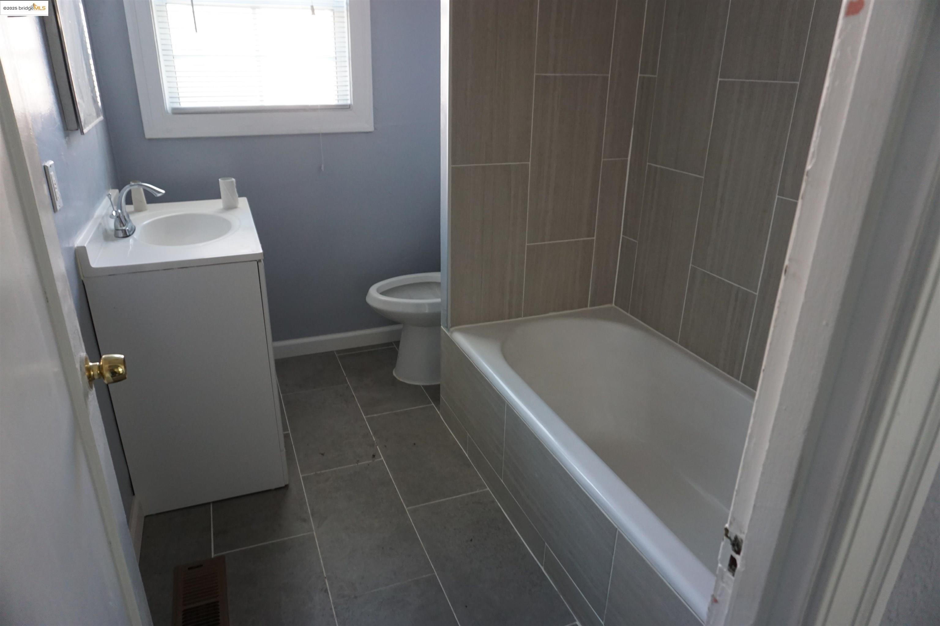 2531 Ritchie St, Oakland, California 94605, 2 Bedrooms Bedrooms, 5 Rooms Rooms,1 BathroomBathrooms,Residential,For Sale,2531 Ritchie St,41085315