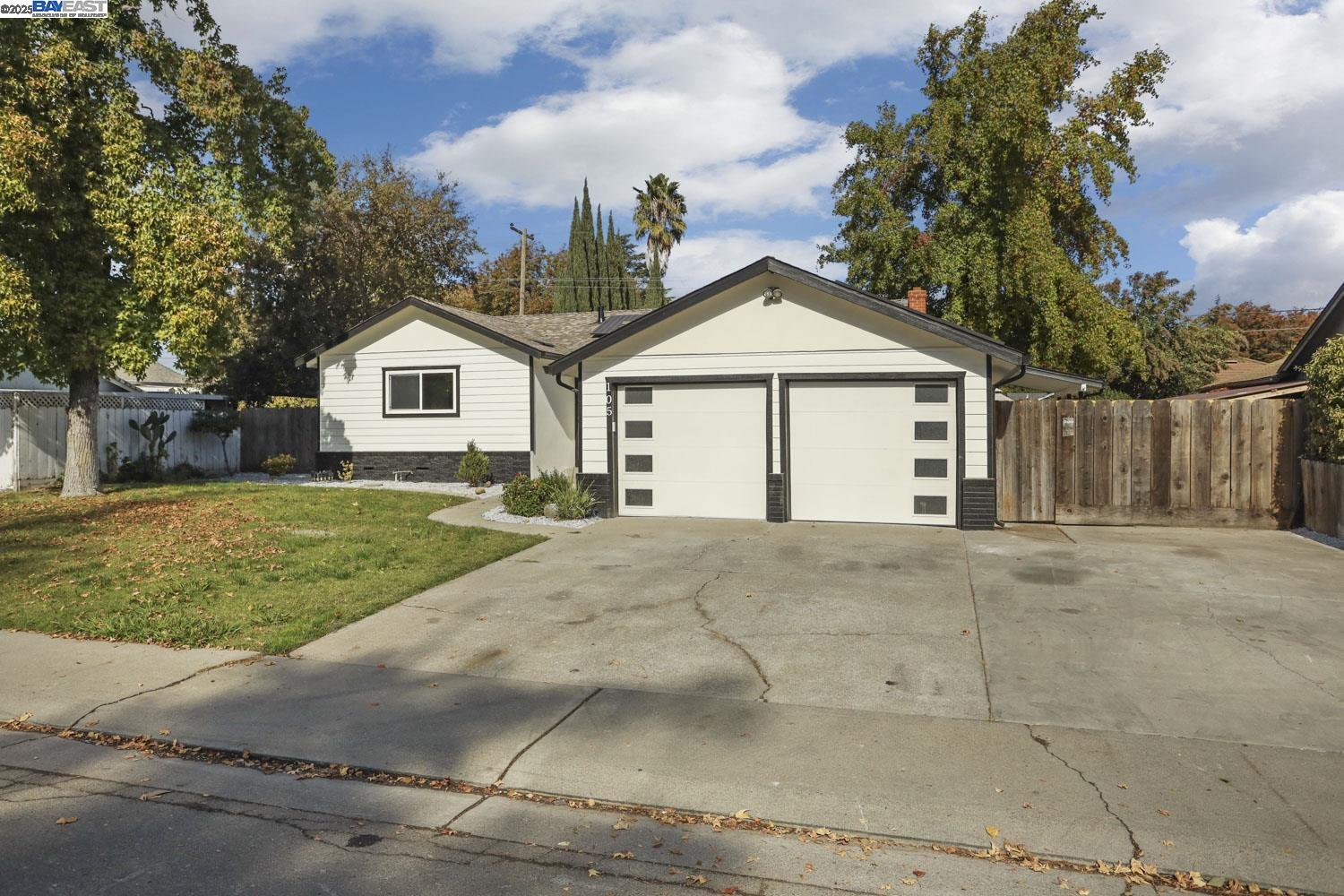 Detail Gallery Image 1 of 39 For 105 W Benjamin Holt Dr, Stockton,  CA 95207 - 3 Beds | 2 Baths