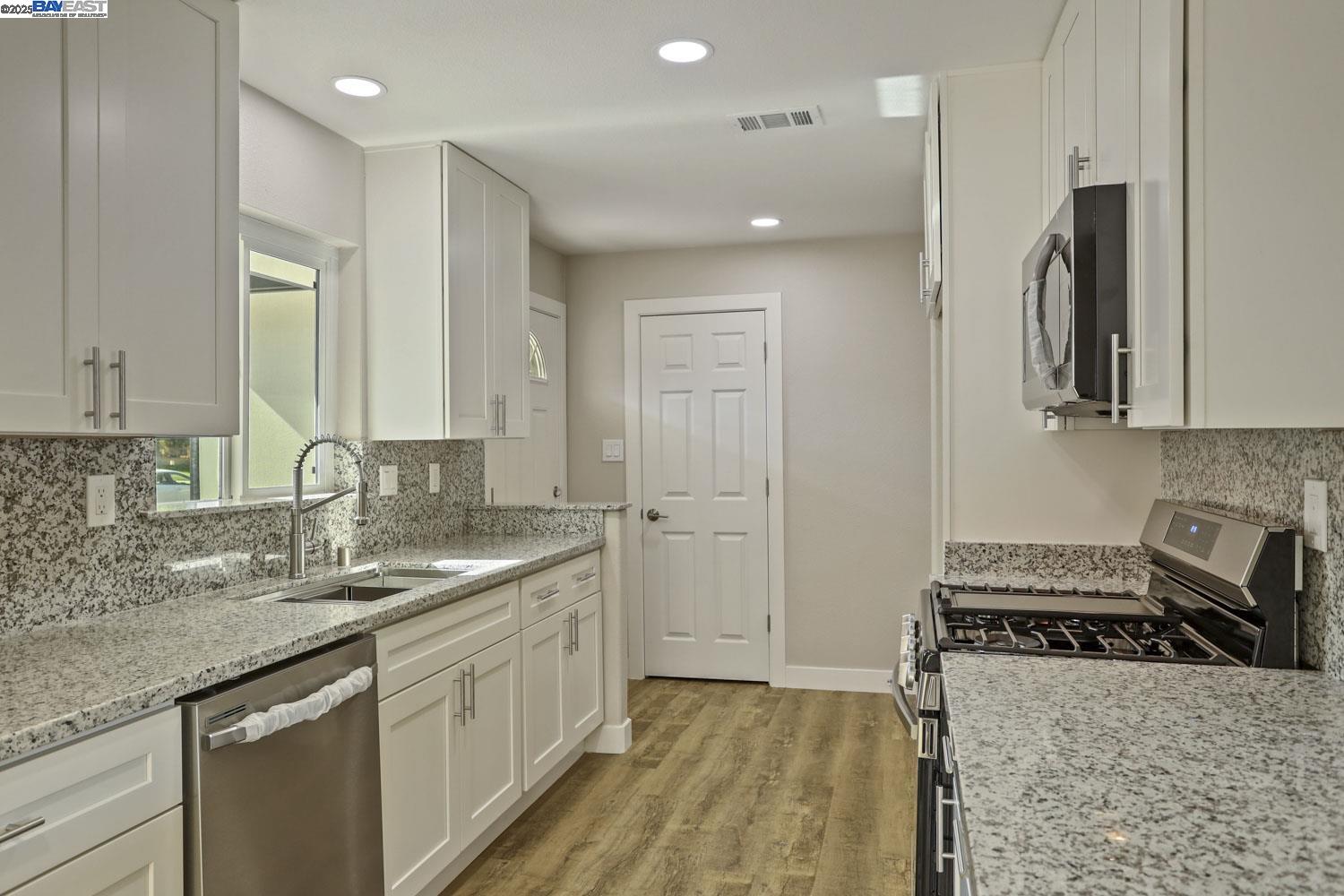 Detail Gallery Image 11 of 39 For 105 W Benjamin Holt Dr, Stockton,  CA 95207 - 3 Beds | 2 Baths