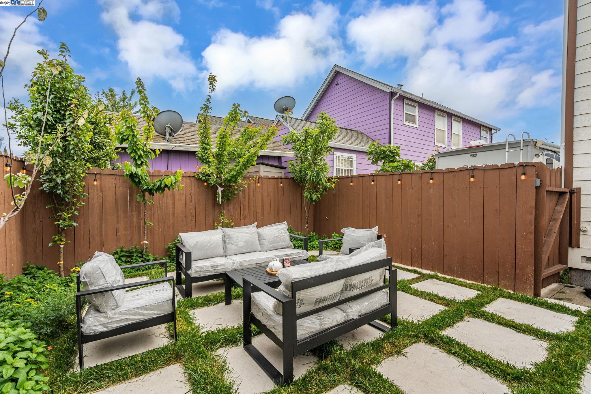 Detail Gallery Image 45 of 56 For 10468 West Ct, Oakland,  CA 94603 - 3 Beds | 2 Baths