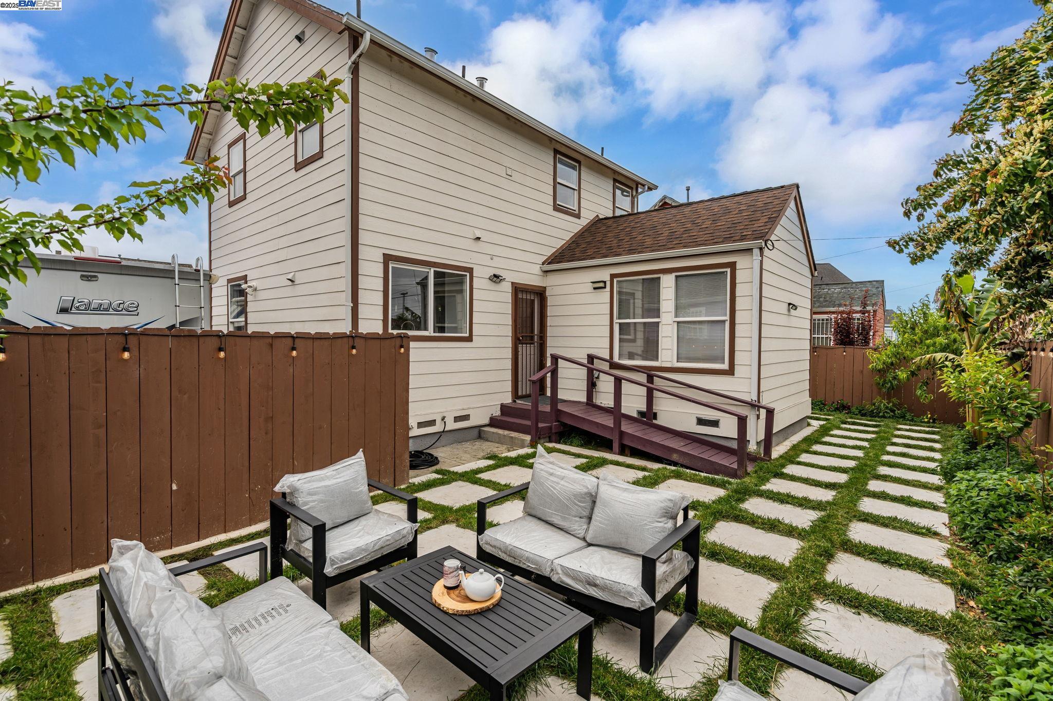 Detail Gallery Image 47 of 56 For 10468 West Ct, Oakland,  CA 94603 - 3 Beds | 2 Baths