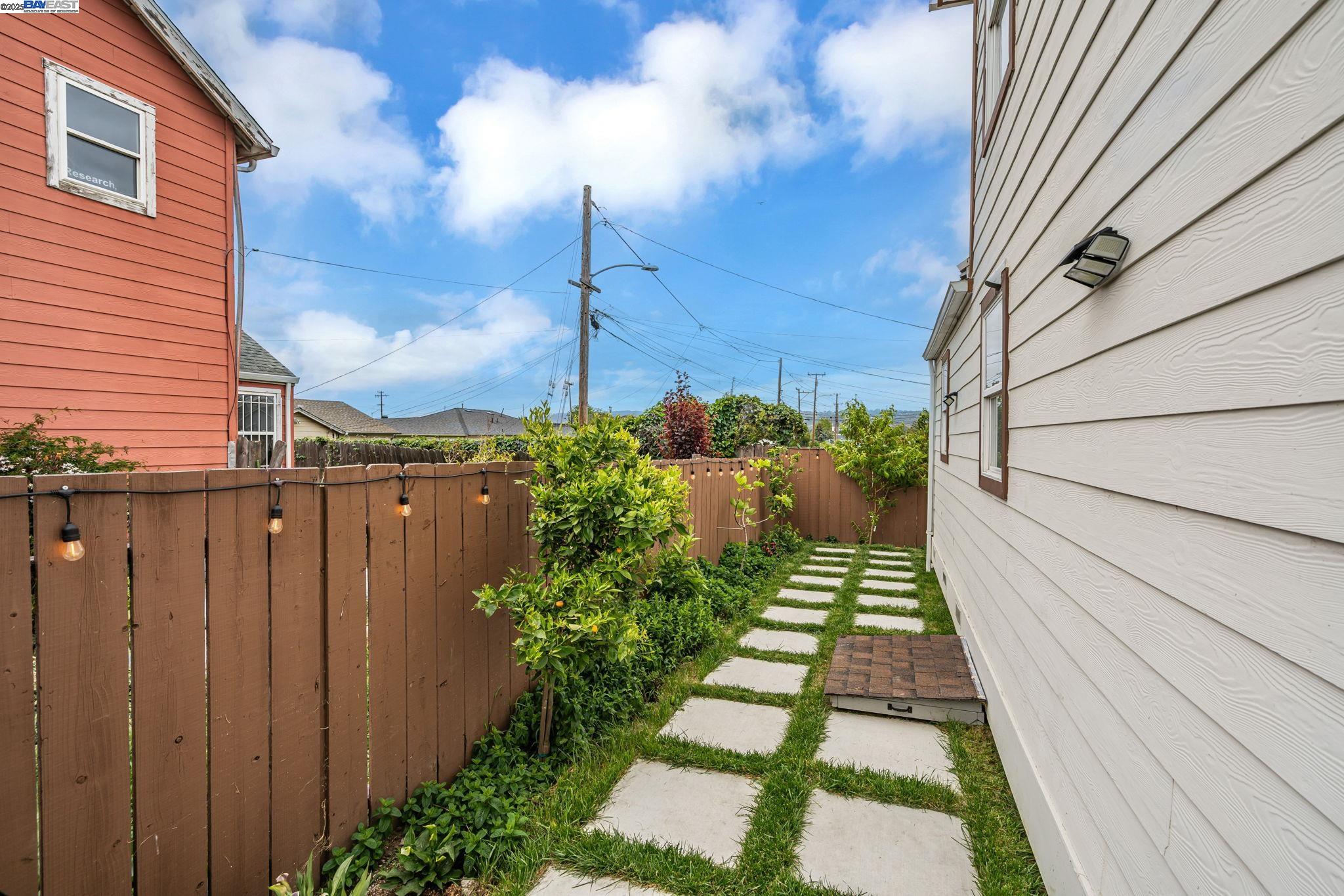 Detail Gallery Image 48 of 56 For 10468 West Ct, Oakland,  CA 94603 - 3 Beds | 2 Baths