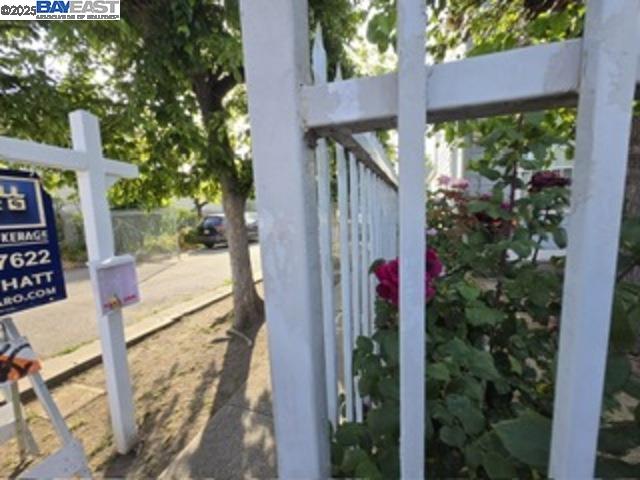 Detail Gallery Image 7 of 56 For 10468 West Ct, Oakland,  CA 94603 - 3 Beds | 2 Baths