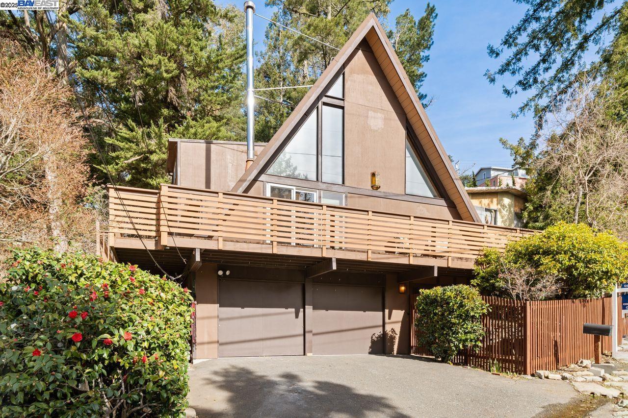 Detail Gallery Image 1 of 1 For 6907 Saroni Dr, Oakland,  CA 94611 - 2 Beds | 2 Baths