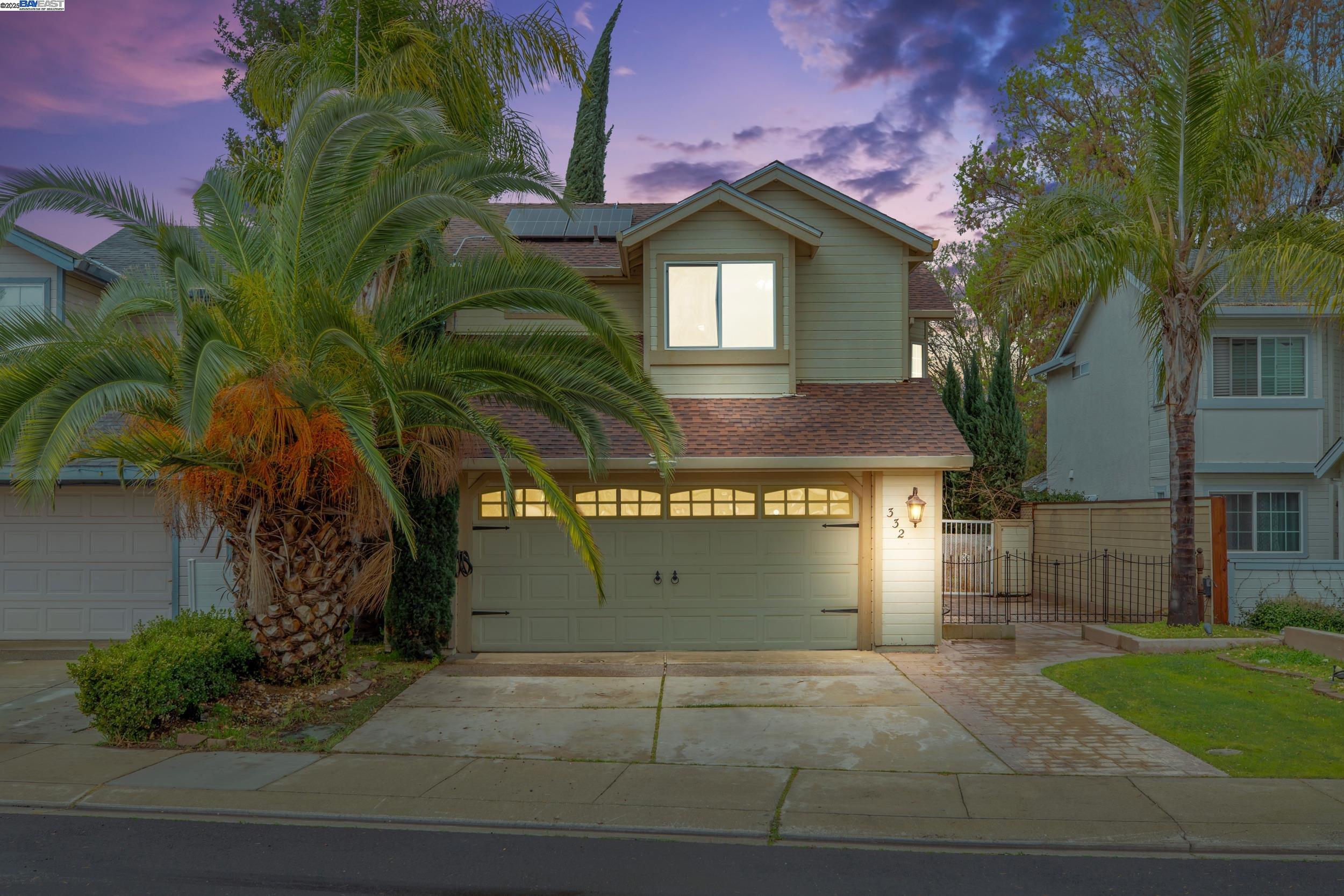 Detail Gallery Image 1 of 24 For 332 Laurelwood Circle, Manteca,  CA 95336 - 3 Beds | 2/1 Baths