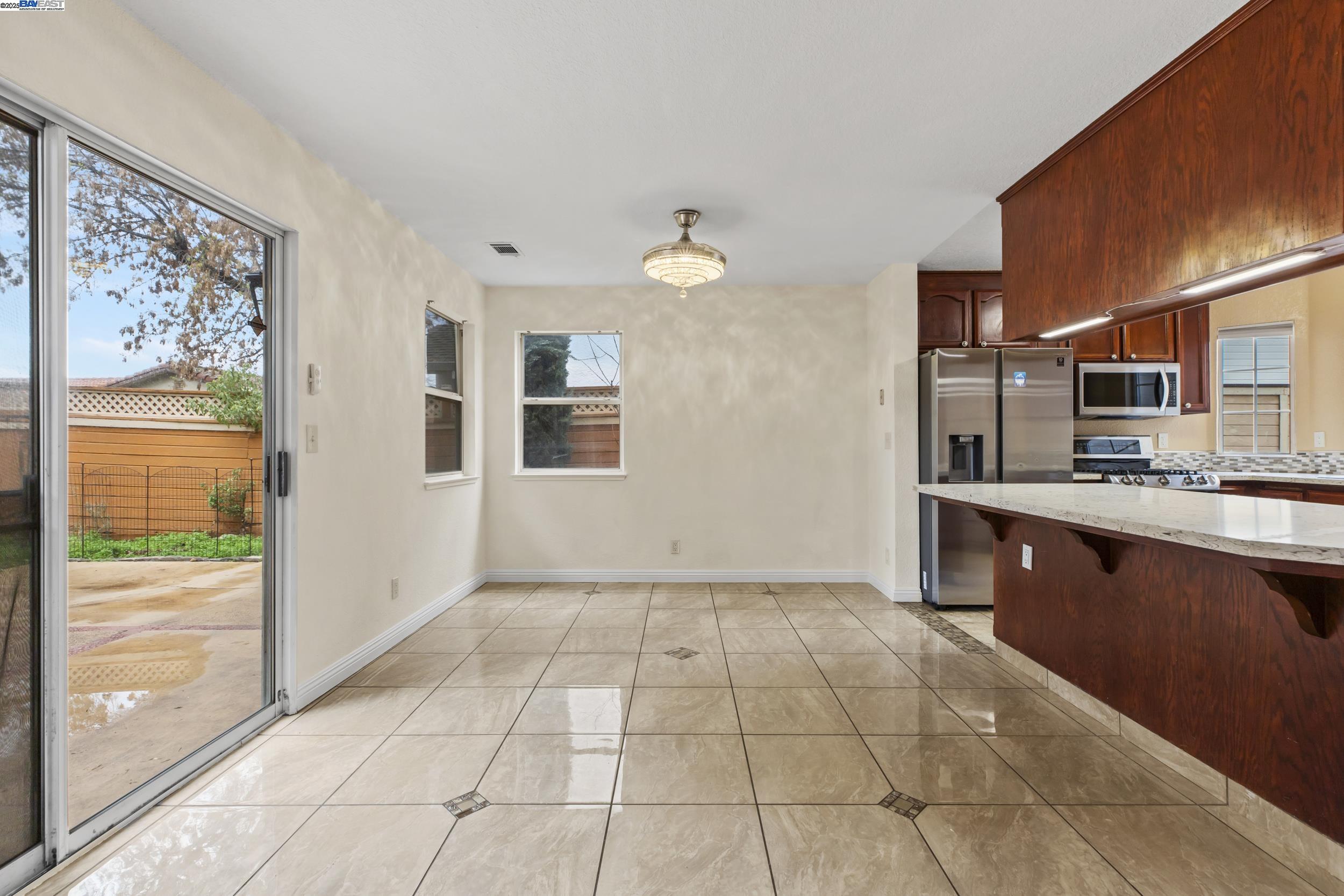 Detail Gallery Image 11 of 24 For 332 Laurelwood Circle, Manteca,  CA 95336 - 3 Beds | 2/1 Baths