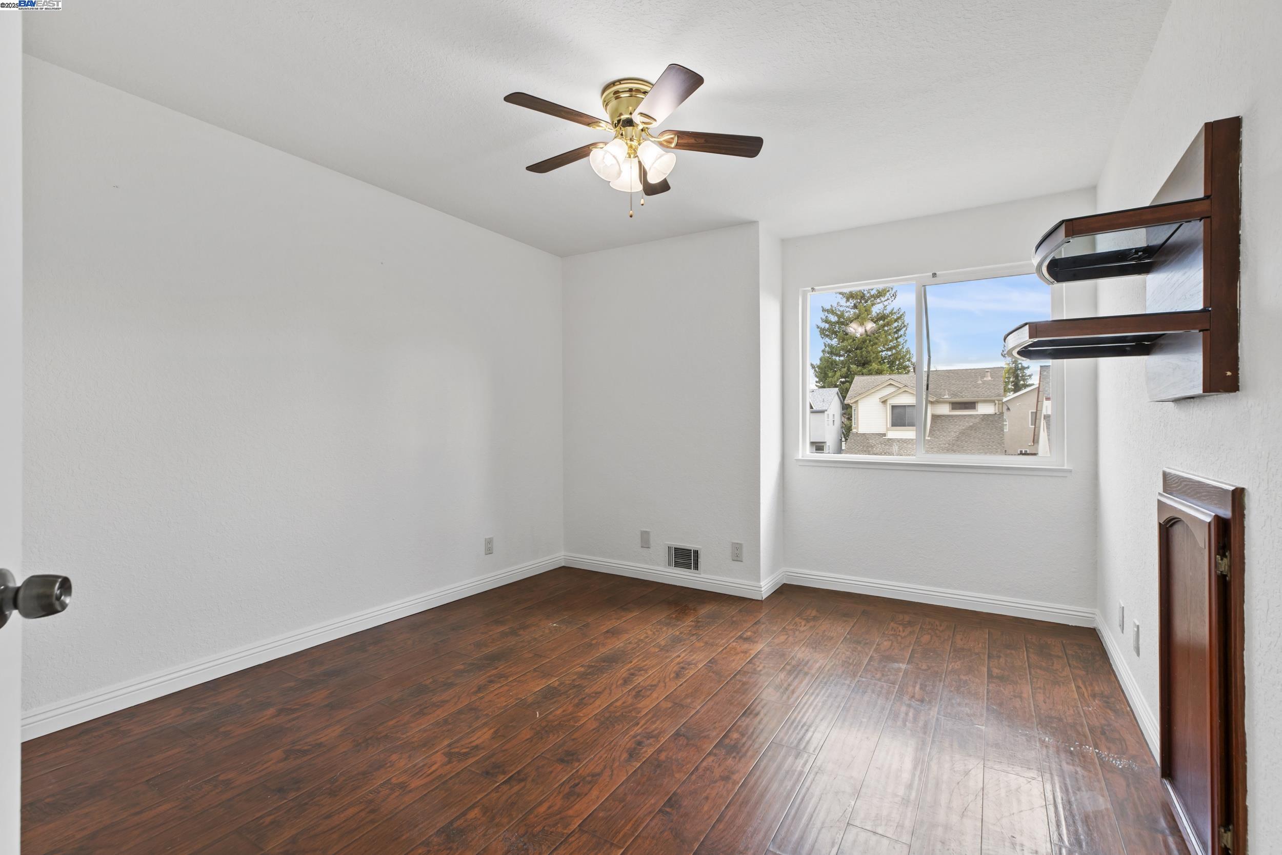 Detail Gallery Image 15 of 24 For 332 Laurelwood Circle, Manteca,  CA 95336 - 3 Beds | 2/1 Baths