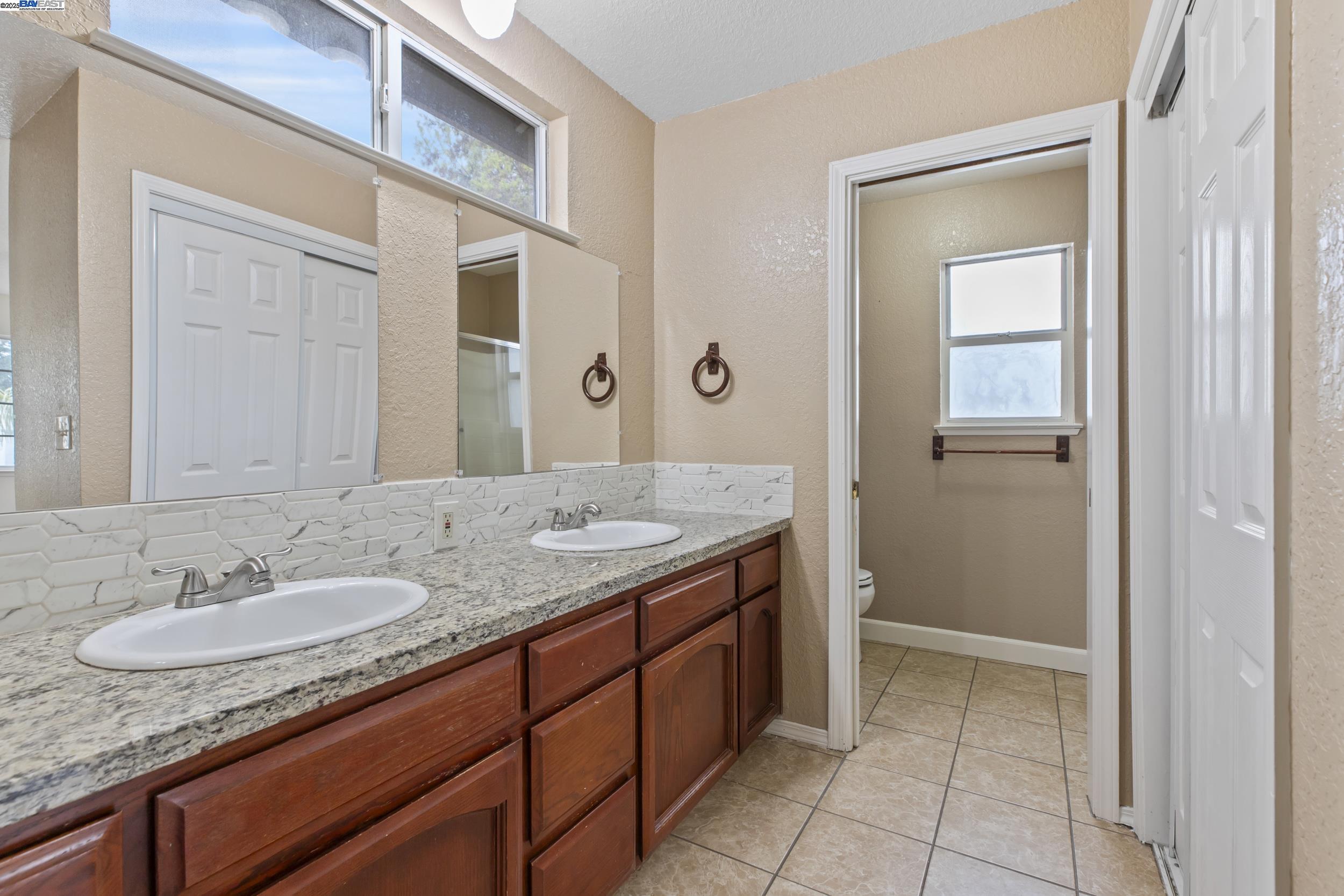 Detail Gallery Image 18 of 24 For 332 Laurelwood Circle, Manteca,  CA 95336 - 3 Beds | 2/1 Baths