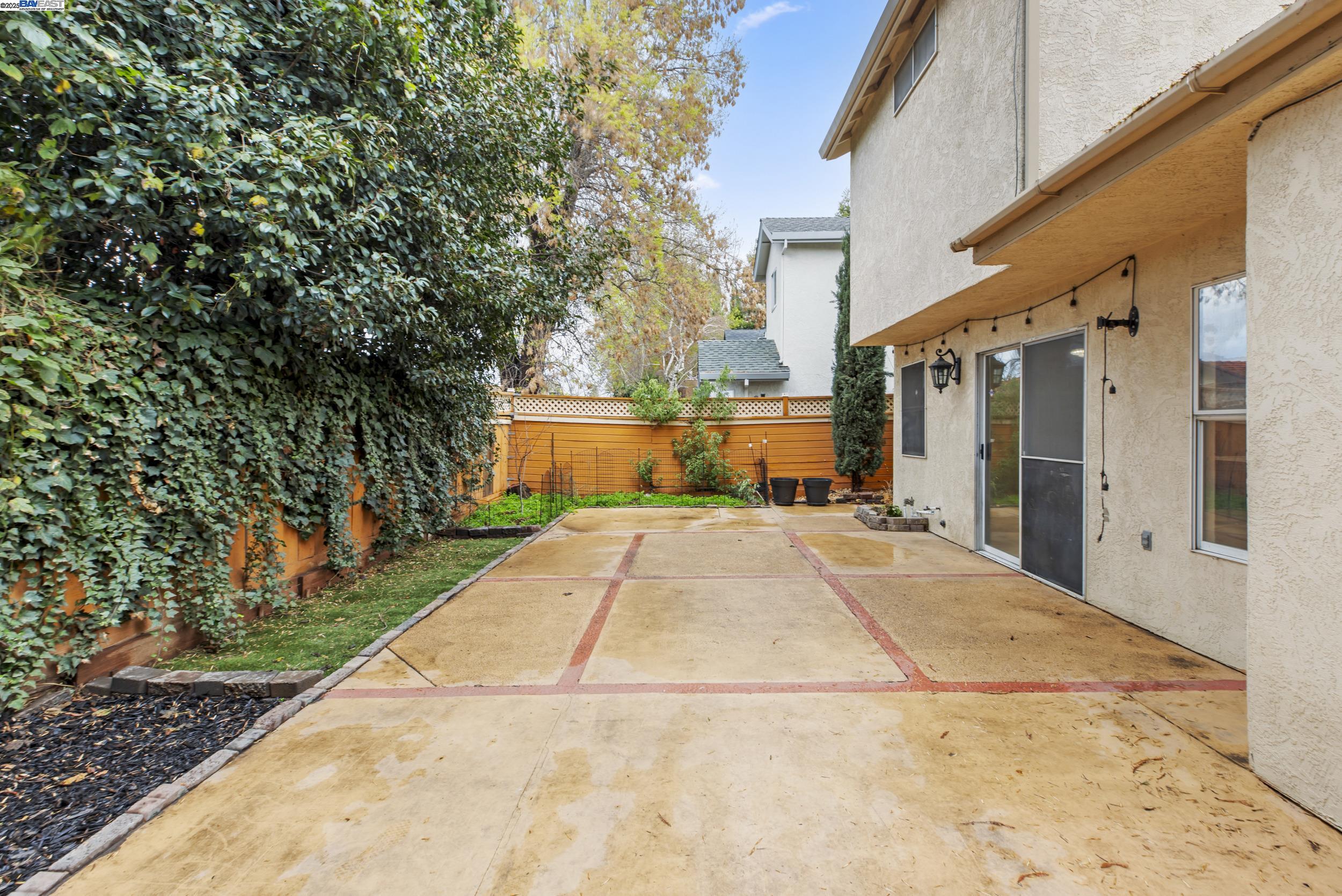 Detail Gallery Image 20 of 24 For 332 Laurelwood Circle, Manteca,  CA 95336 - 3 Beds | 2/1 Baths