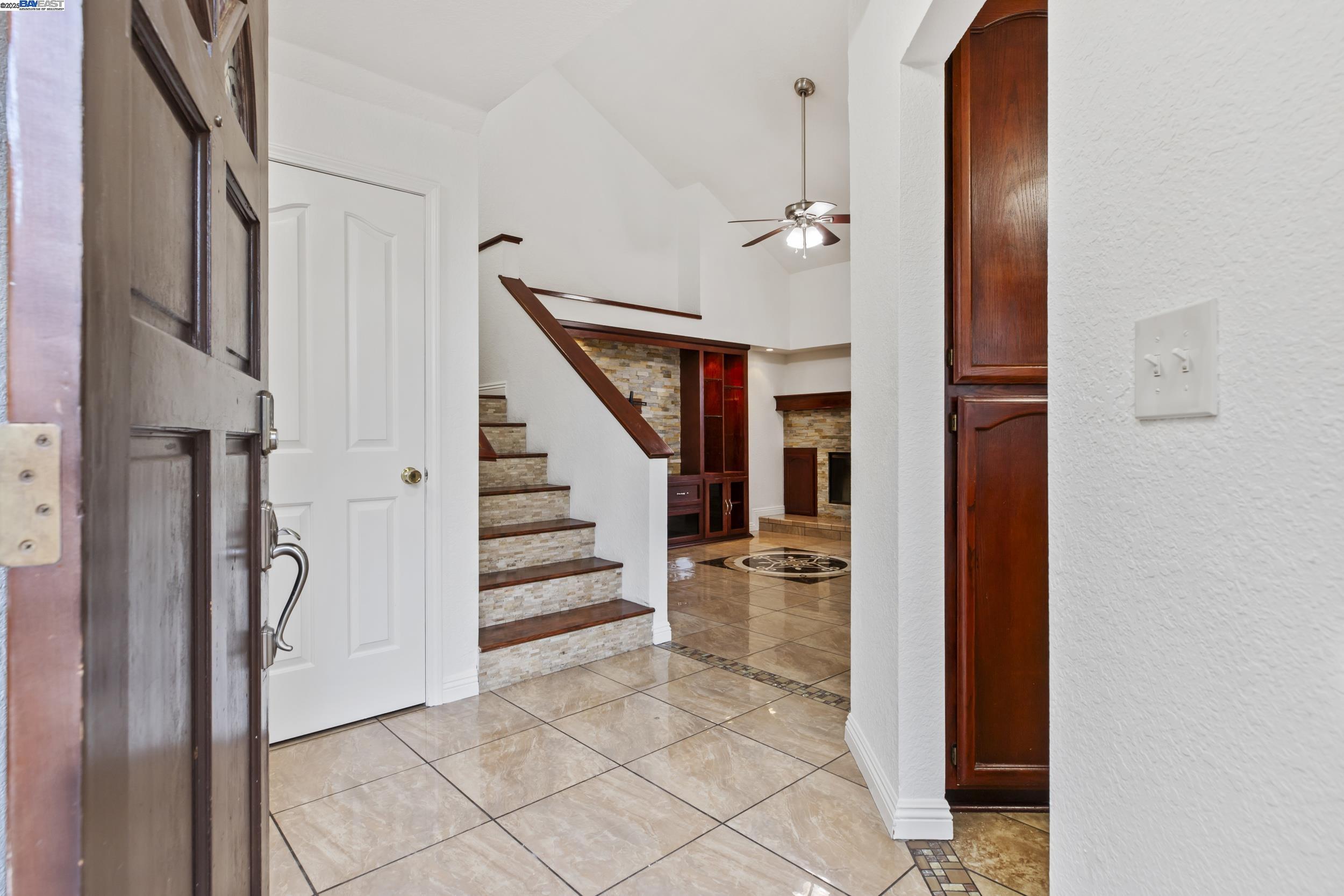 Detail Gallery Image 5 of 24 For 332 Laurelwood Circle, Manteca,  CA 95336 - 3 Beds | 2/1 Baths