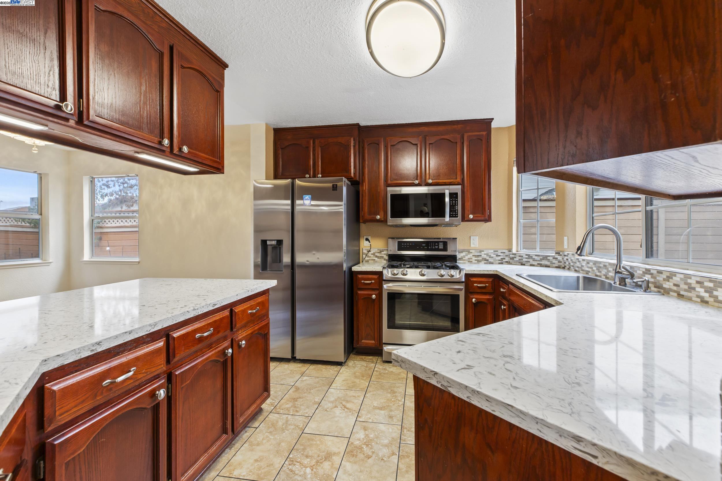 Detail Gallery Image 7 of 24 For 332 Laurelwood Circle, Manteca,  CA 95336 - 3 Beds | 2/1 Baths