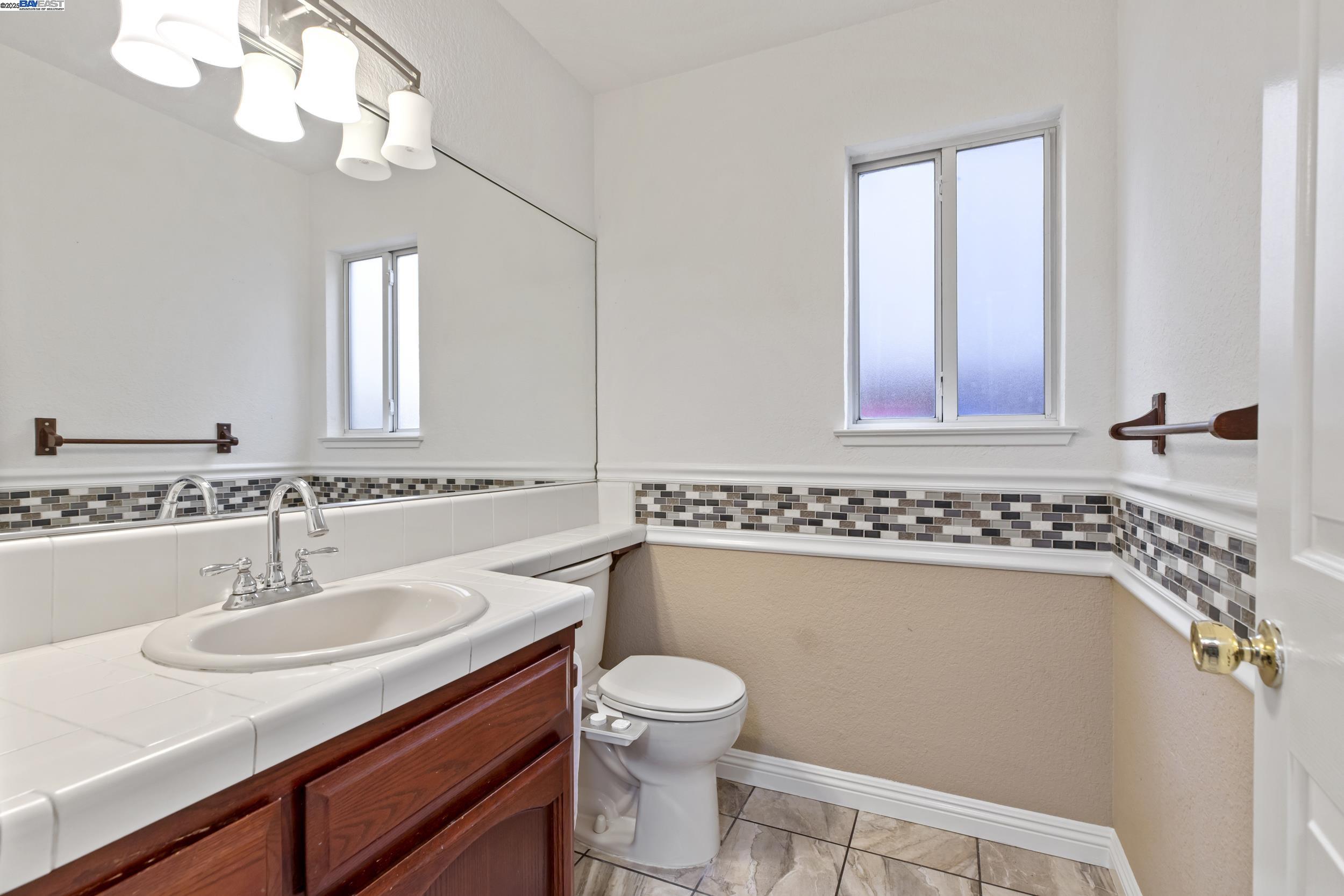 Detail Gallery Image 9 of 24 For 332 Laurelwood Circle, Manteca,  CA 95336 - 3 Beds | 2/1 Baths