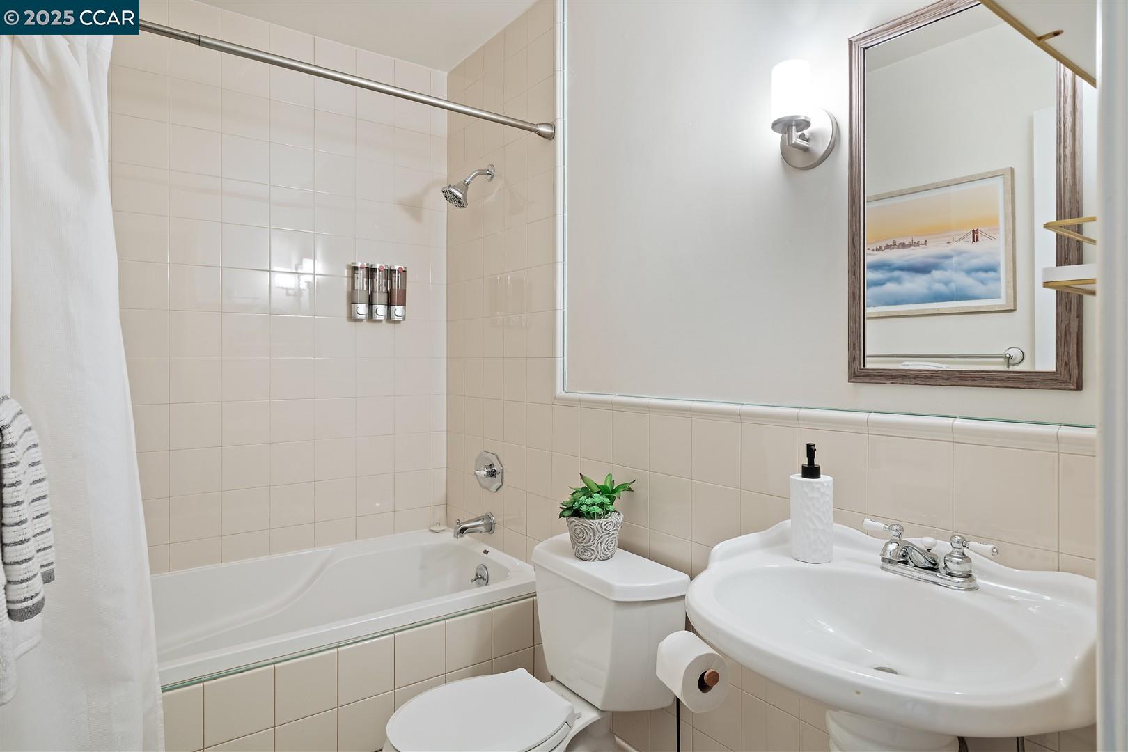 Detail Gallery Image 11 of 20 For 206 Palmetto Ave, Pacifica,  CA 94044 - 2 Beds | 2 Baths