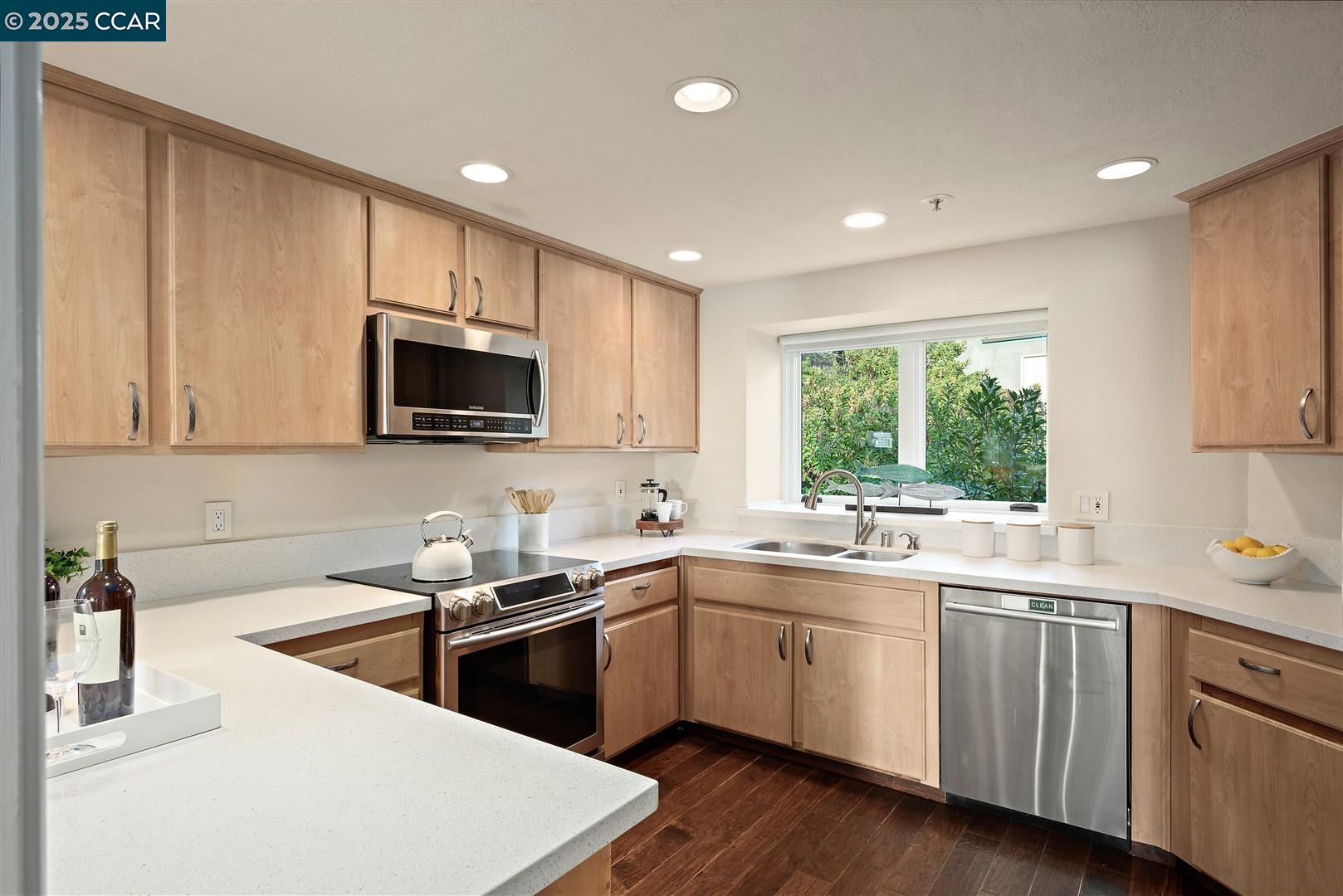 Detail Gallery Image 5 of 20 For 206 Palmetto Ave, Pacifica,  CA 94044 - 2 Beds | 2 Baths