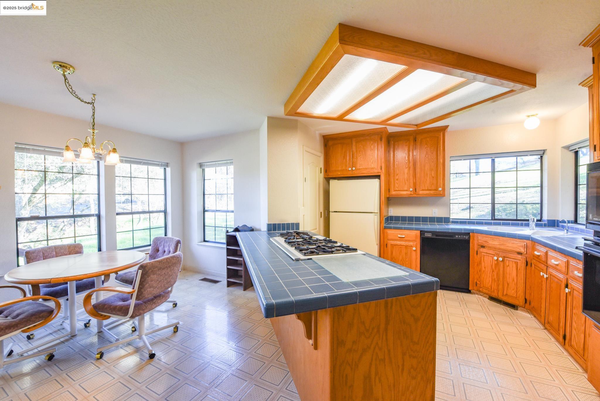 Detail Gallery Image 11 of 52 For 11550 Jennifer Ct., Sonora,  CA 95370-0000 - 4 Beds | 2 Baths