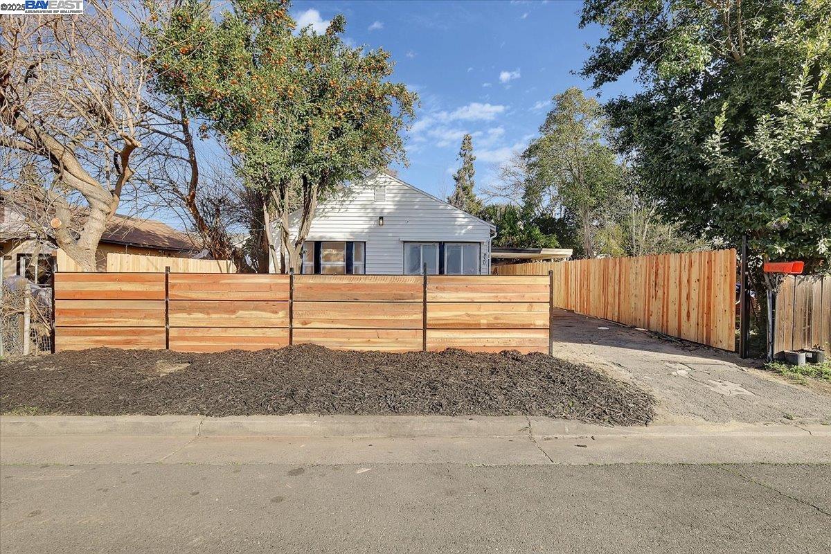 Detail Gallery Image 1 of 1 For 630 James Street, West Sacramento,  CA 95605 - 3 Beds | 2/1 Baths
