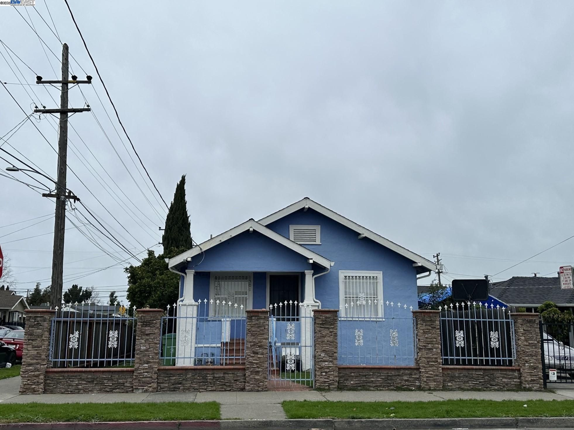 Detail Gallery Image 1 of 1 For 1301 89th Ave, Oakland,  CA 94621 - 3 Beds | 1 Baths