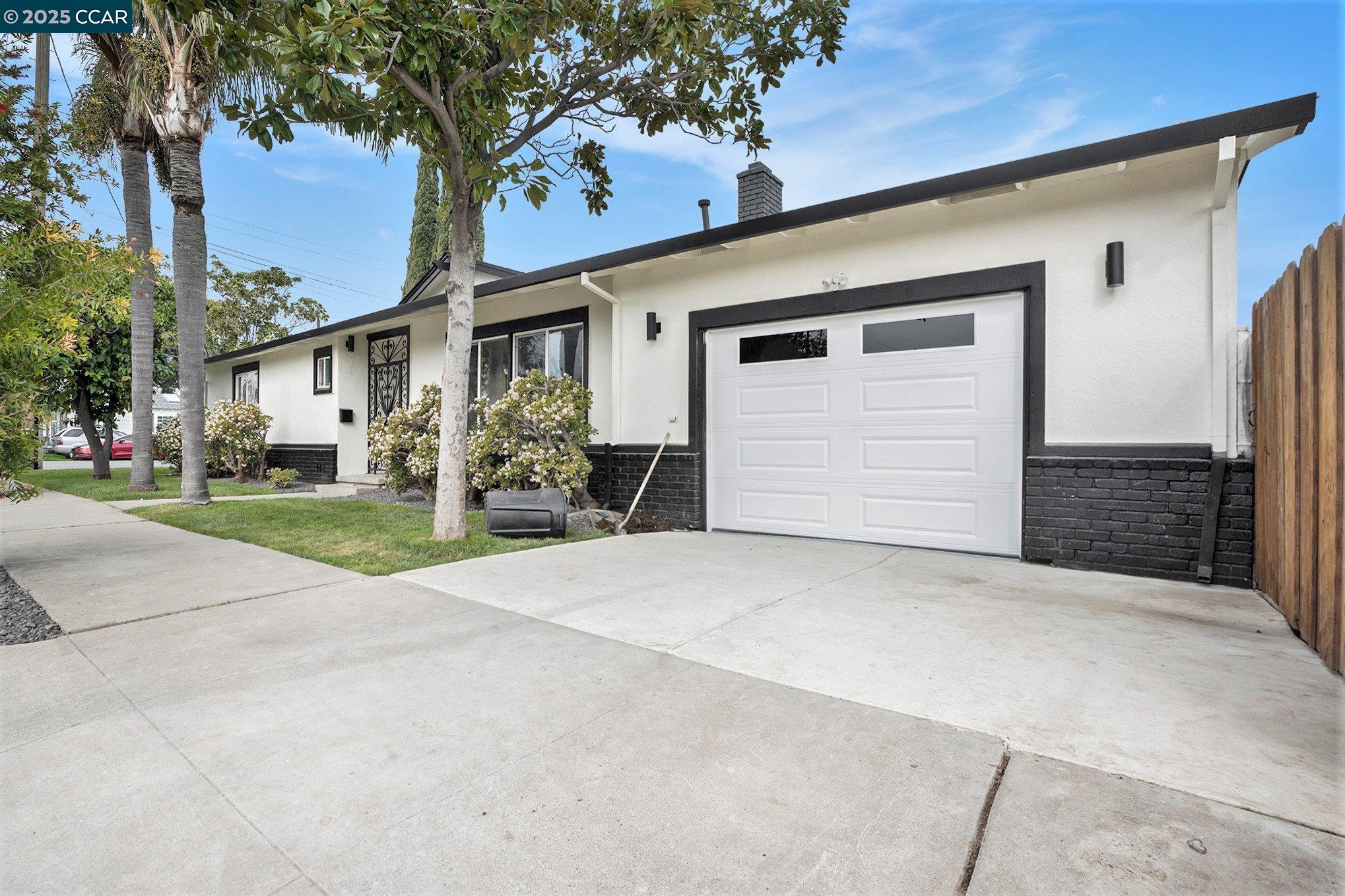 Detail Gallery Image 1 of 1 For 901 E 11th St, Pittsburg,  CA 94565 - 3 Beds | 3 Baths