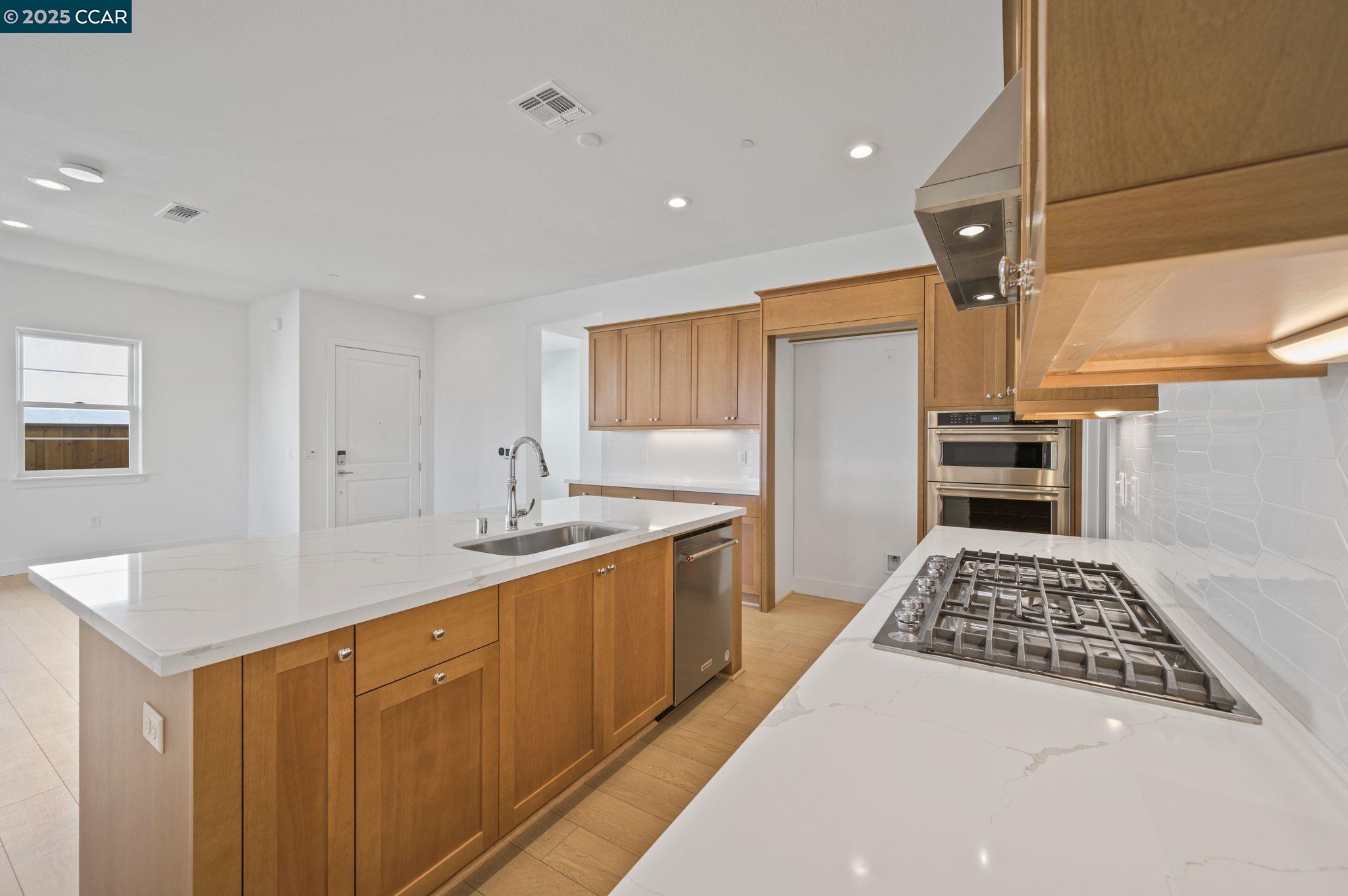 Detail Gallery Image 3 of 41 For 2913 Ella Way, Tracy,  CA 95377 - 2 Beds | 2 Baths