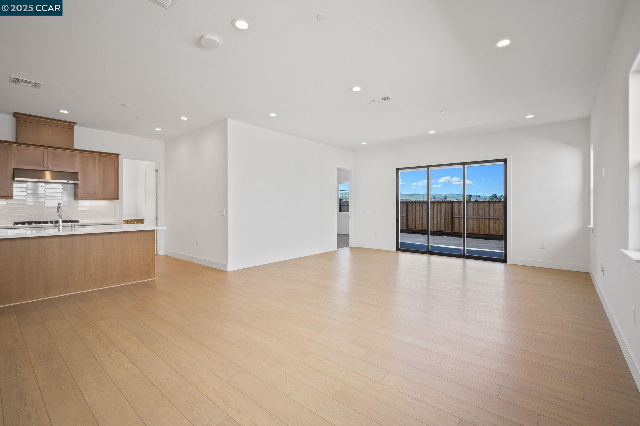 Detail Gallery Image 6 of 41 For 2913 Ella Way, Tracy,  CA 95377 - 2 Beds | 2 Baths