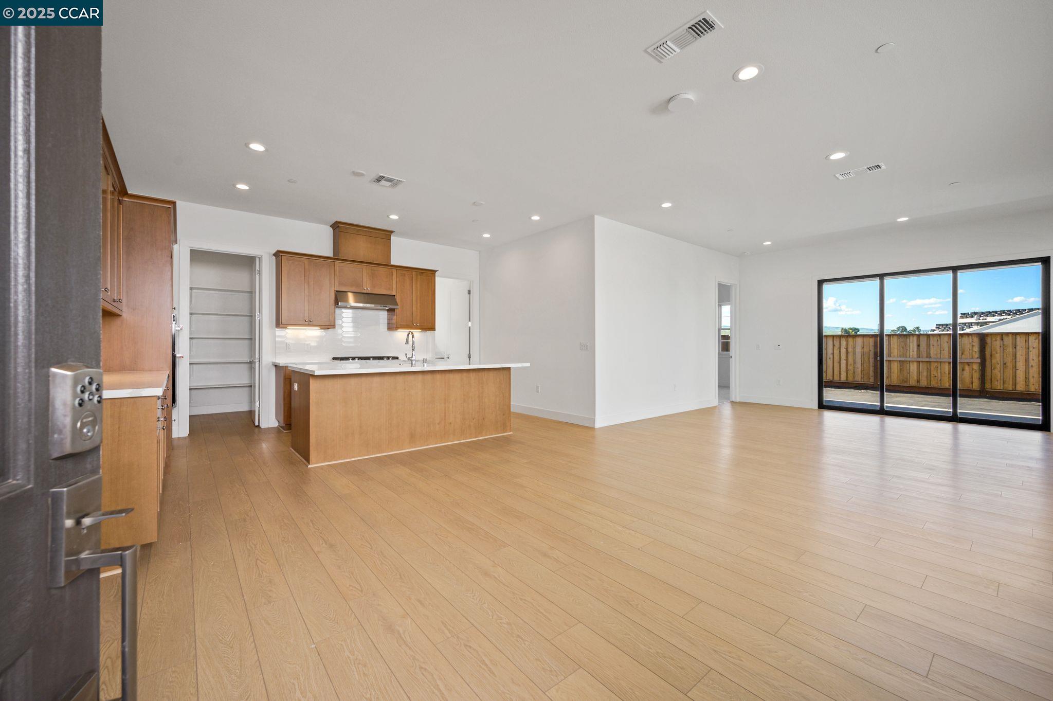 Detail Gallery Image 8 of 41 For 2913 Ella Way, Tracy,  CA 95377 - 2 Beds | 2 Baths