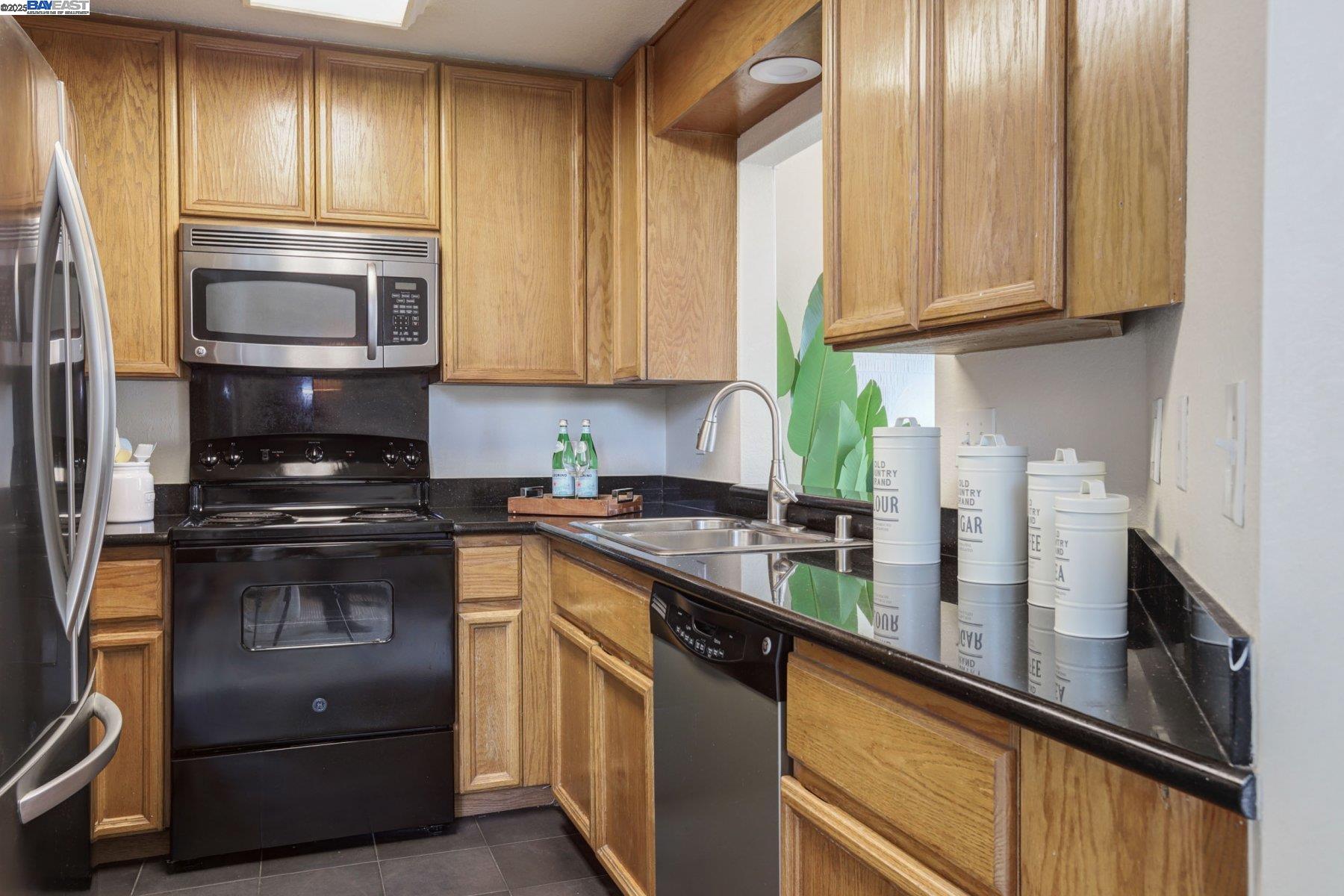 Detail Gallery Image 5 of 22 For 37090 Penzance Cmn, Fremont,  CA 94536 - 2 Beds | 2 Baths