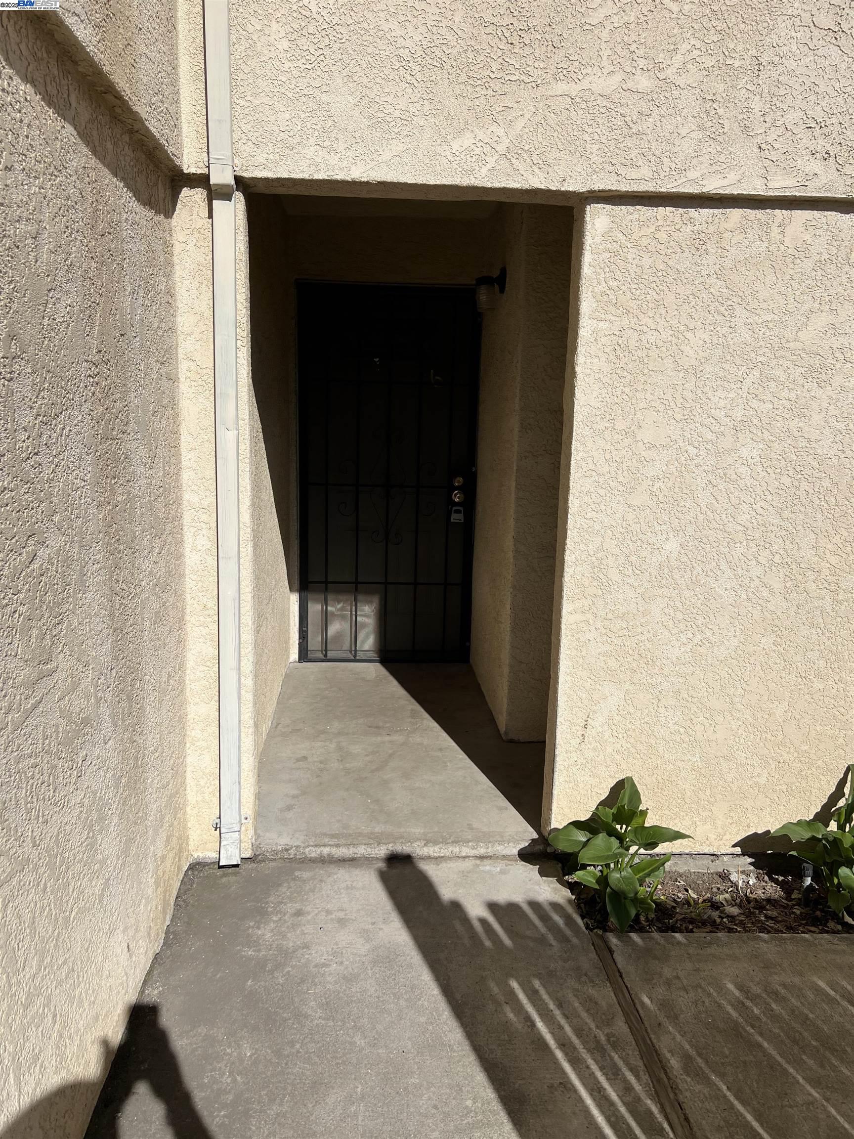 Detail Gallery Image 3 of 14 For 1015 W 9th #6,  Tracy,  CA 95376 - 2 Beds | 1/1 Baths