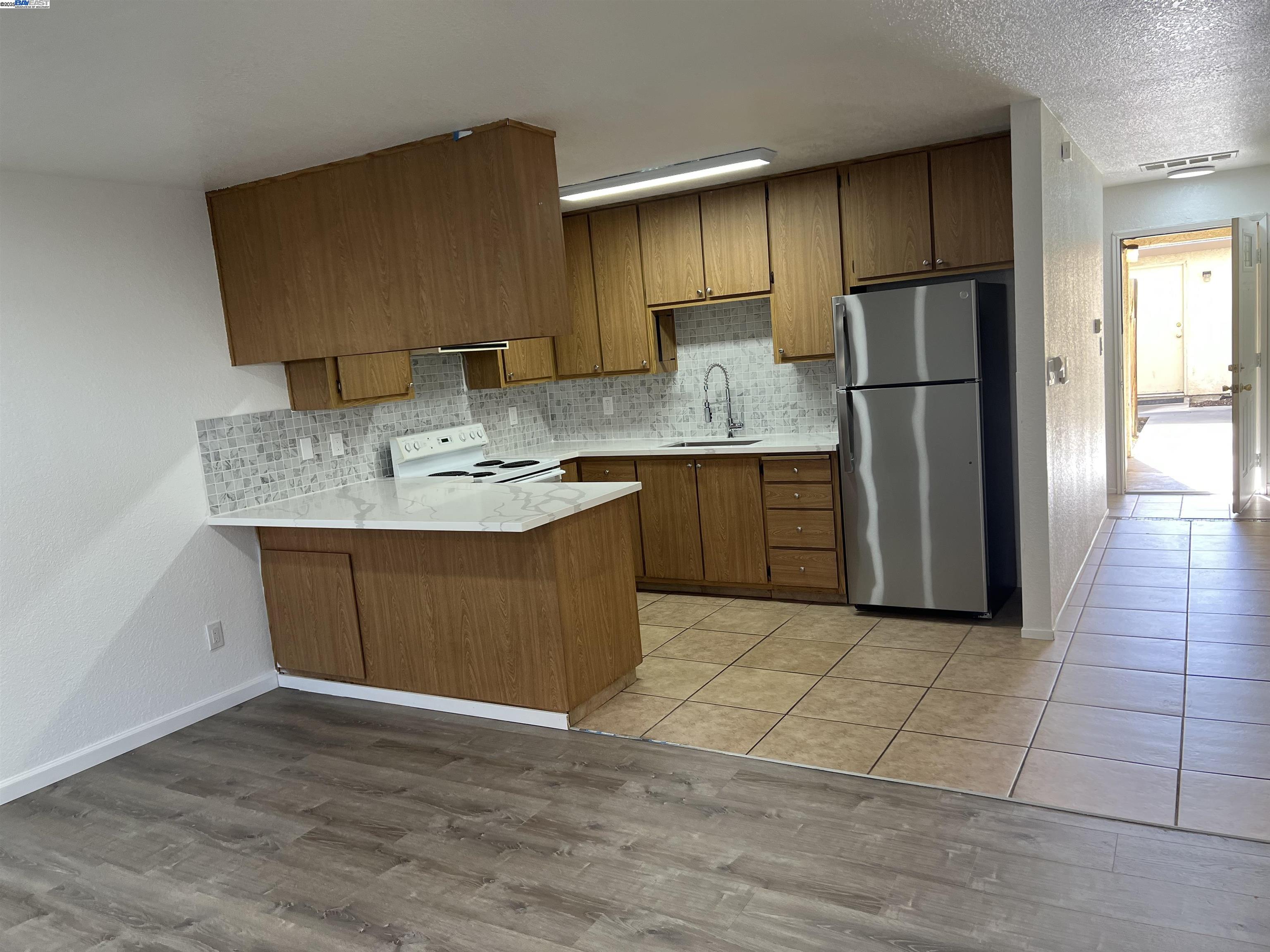 Detail Gallery Image 4 of 14 For 1015 W 9th #6,  Tracy,  CA 95376 - 2 Beds | 1/1 Baths