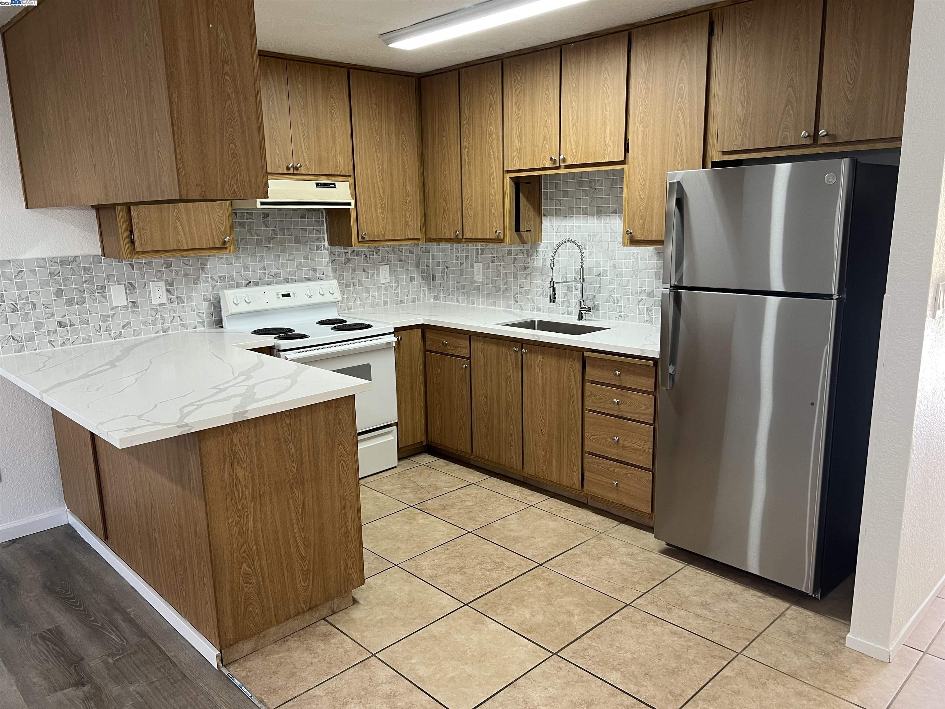 Detail Gallery Image 5 of 14 For 1015 W 9th #6,  Tracy,  CA 95376 - 2 Beds | 1/1 Baths