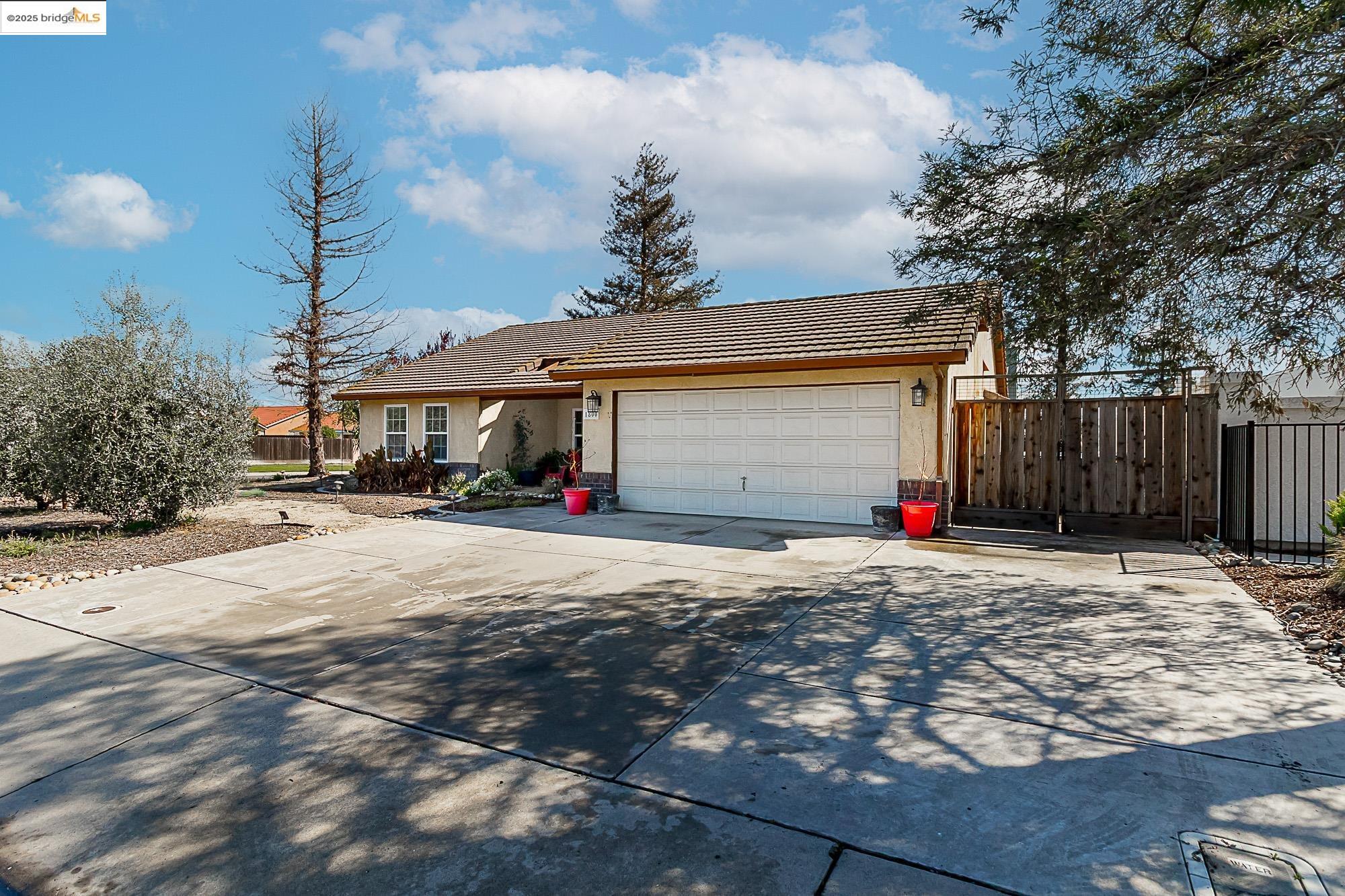 Detail Gallery Image 2 of 28 For 1800 7th St, Hughson,  CA 95326 - 4 Beds | 2 Baths