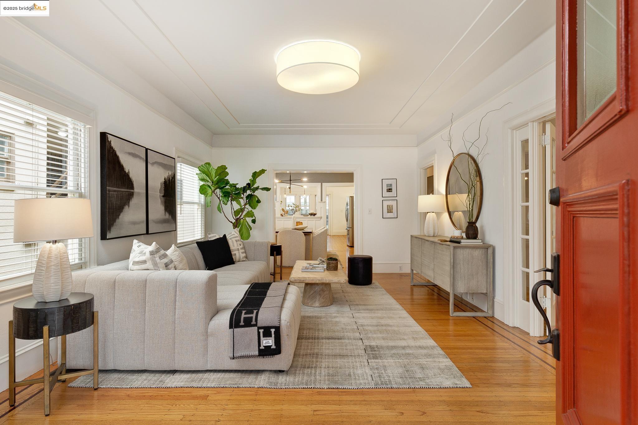 Detail Gallery Image 1 of 1 For 479 41st St, Oakland,  CA 94609 - 3 Beds | 2 Baths