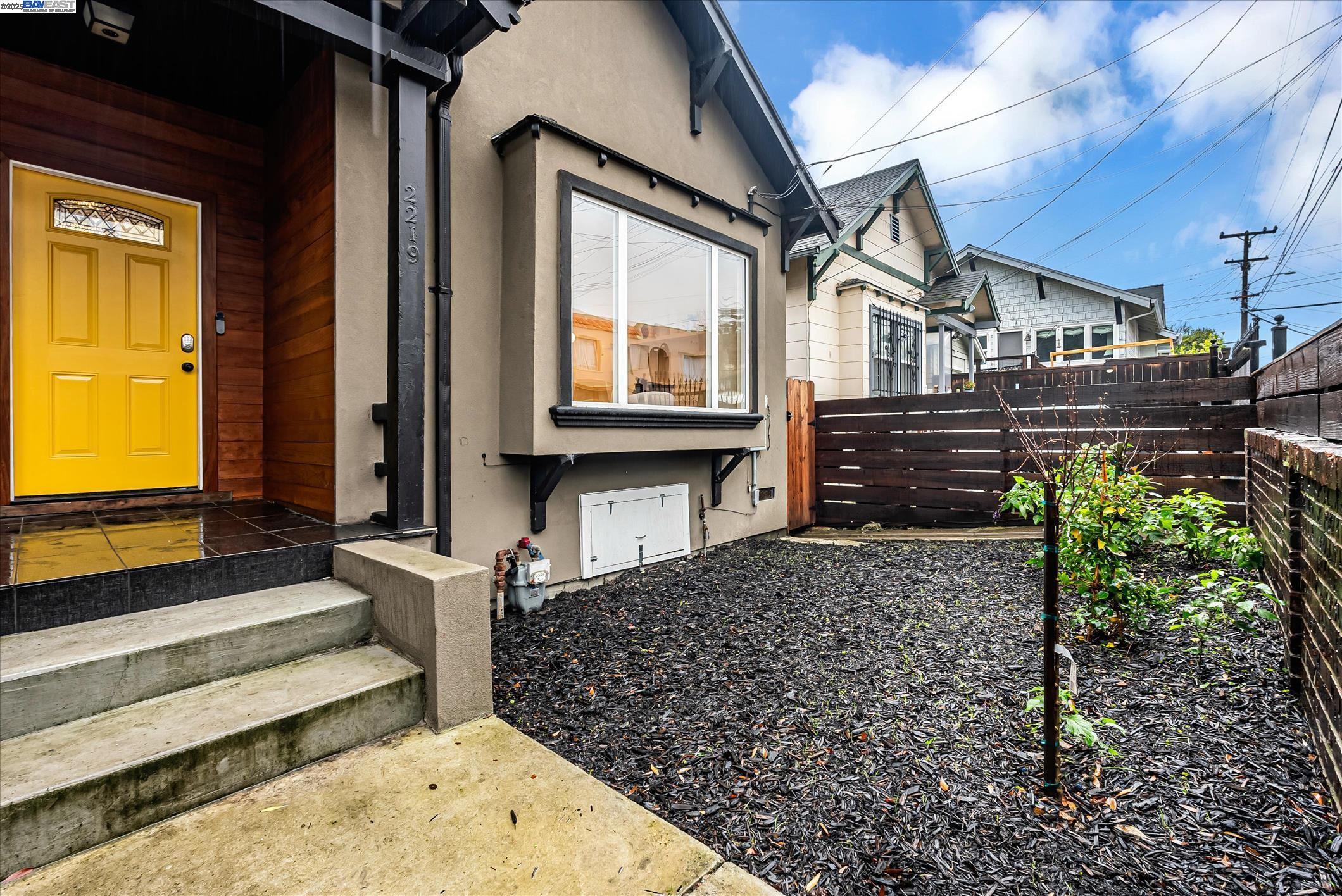 Detail Gallery Image 1 of 1 For 2219 E 27th St, Oakland,  CA 94606 - 4 Beds | 2 Baths