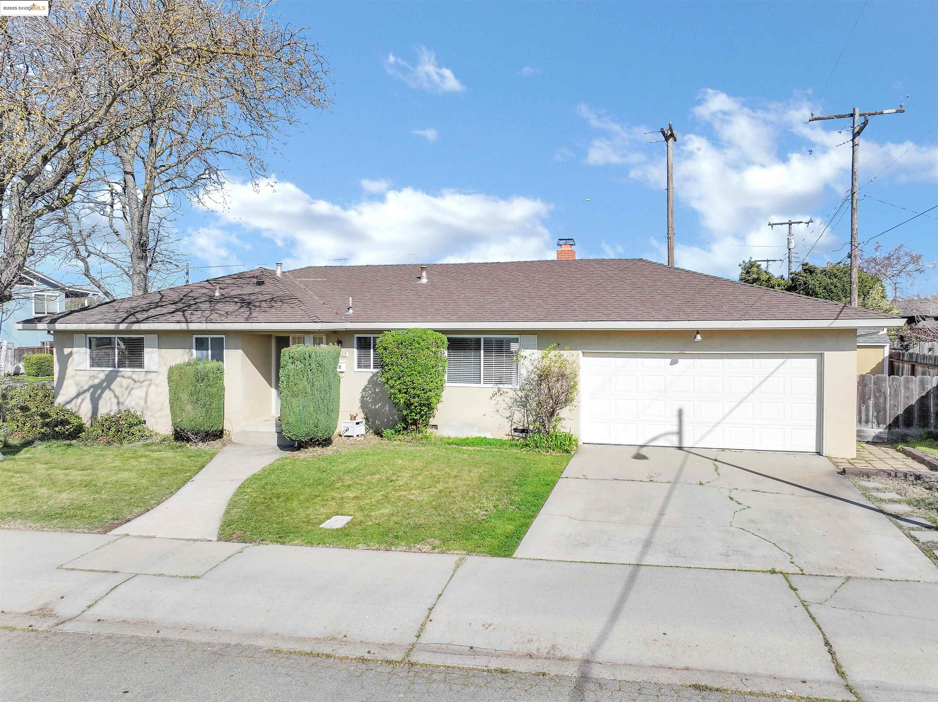 Detail Gallery Image 1 of 1 For 2005 W Pine St, Lodi,  CA 95242 - 3 Beds | 2 Baths