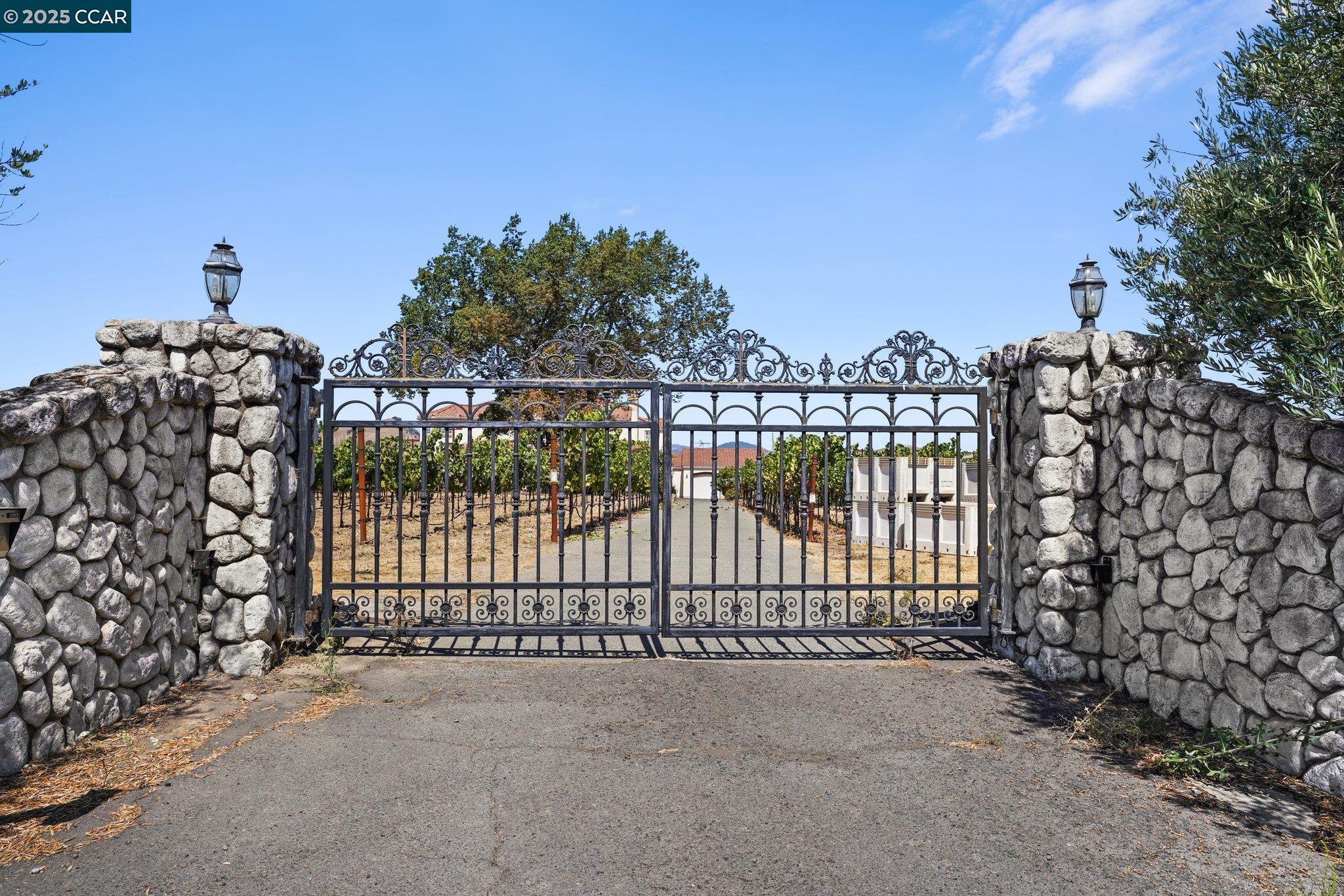 Detail Gallery Image 9 of 59 For 5267 Old Sonoma Rd, Napa,  CA 94559 - 5 Beds | 3/1 Baths