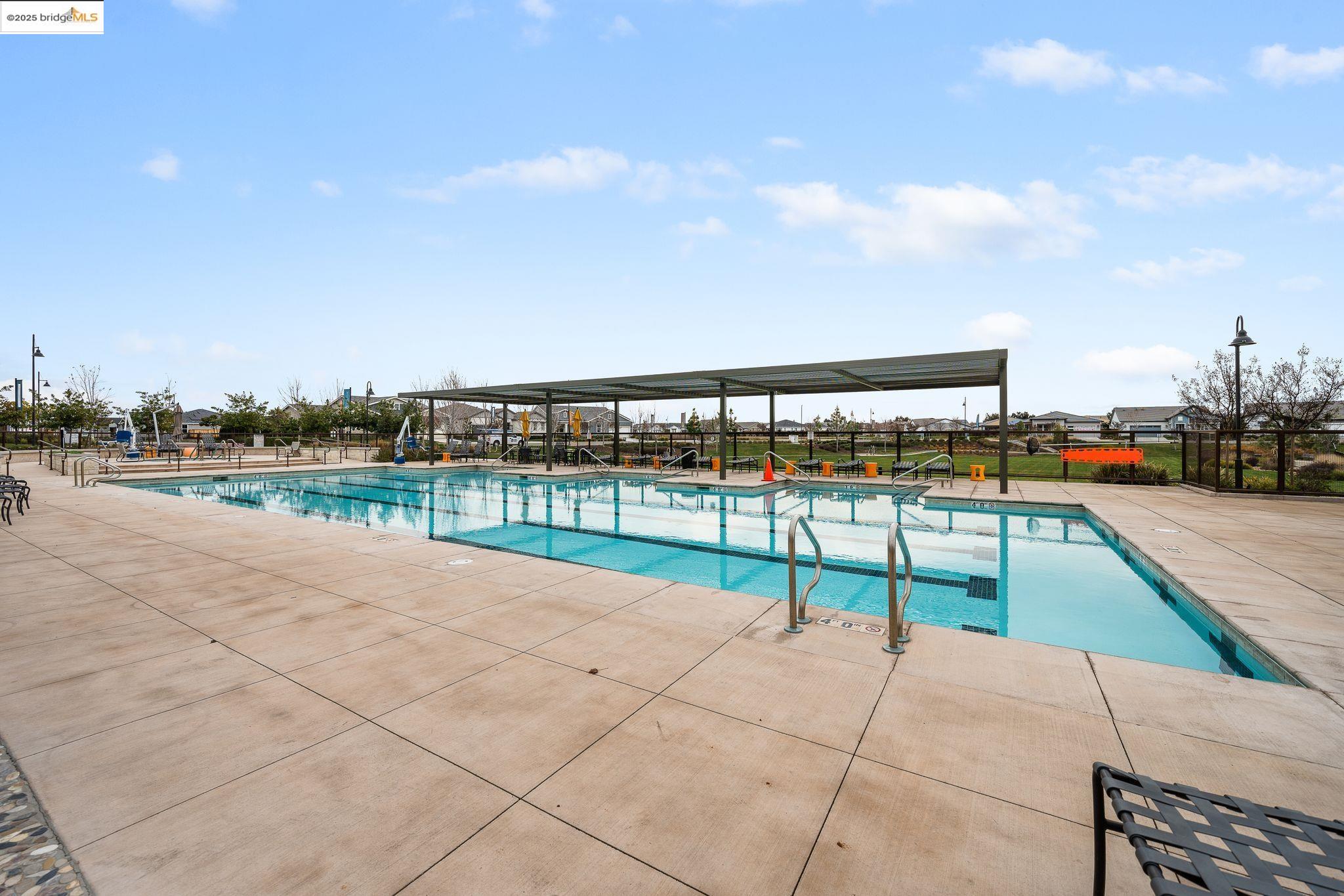 Detail Gallery Image 2 of 22 For 1052 Camborne Dr, Manteca,  CA 95336 - 2 Beds | 2/1 Baths