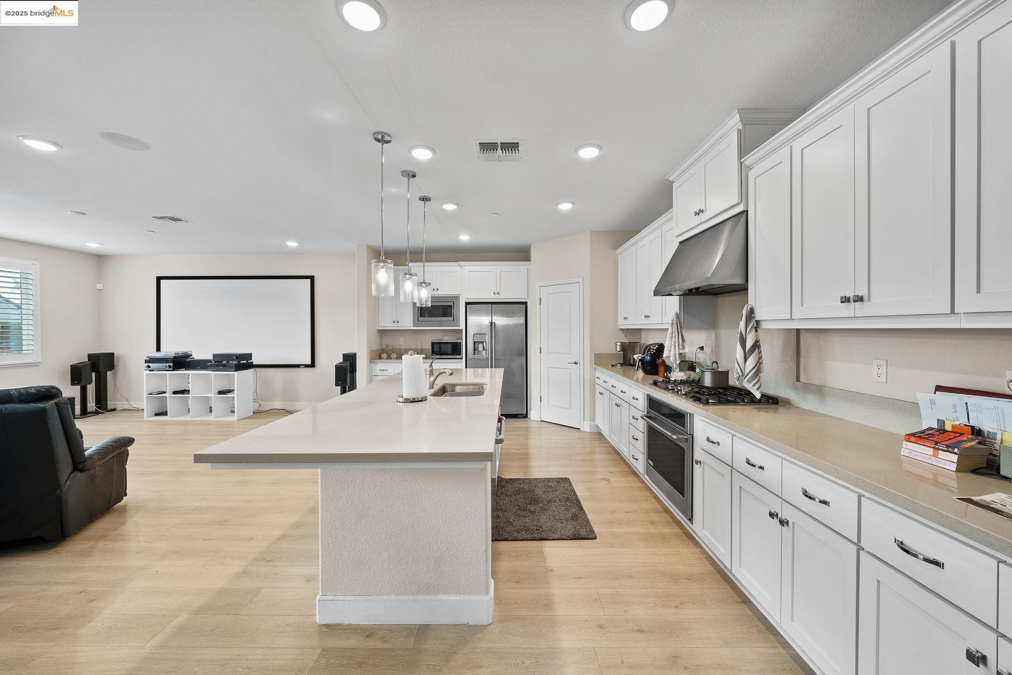 Detail Gallery Image 4 of 22 For 1052 Camborne Dr, Manteca,  CA 95336 - 2 Beds | 2/1 Baths