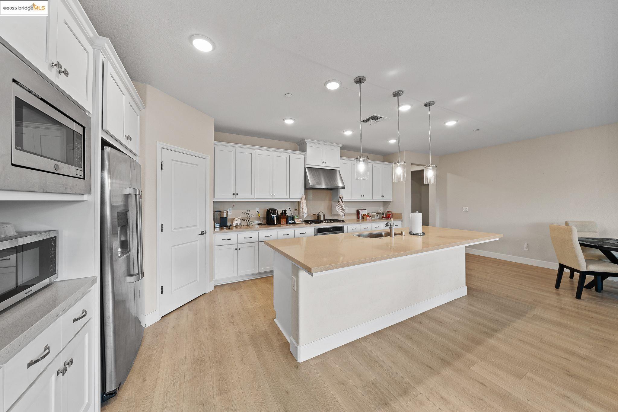 Detail Gallery Image 5 of 22 For 1052 Camborne Dr, Manteca,  CA 95336 - 2 Beds | 2/1 Baths
