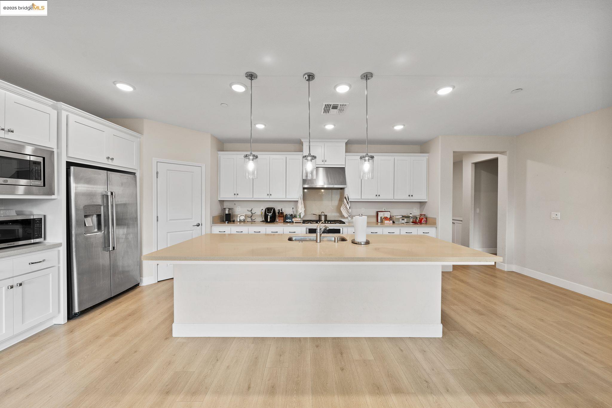 Detail Gallery Image 5 of 22 For 1052 Camborne Dr, Manteca,  CA 95336 - 2 Beds | 2/1 Baths