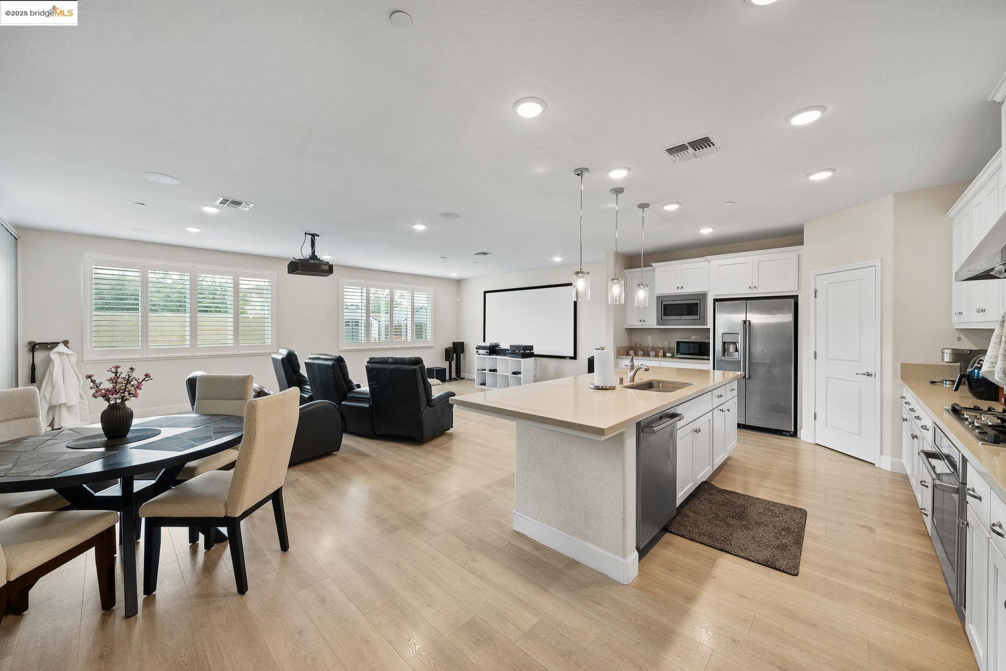 Detail Gallery Image 7 of 22 For 1052 Camborne Dr, Manteca,  CA 95336 - 2 Beds | 2/1 Baths