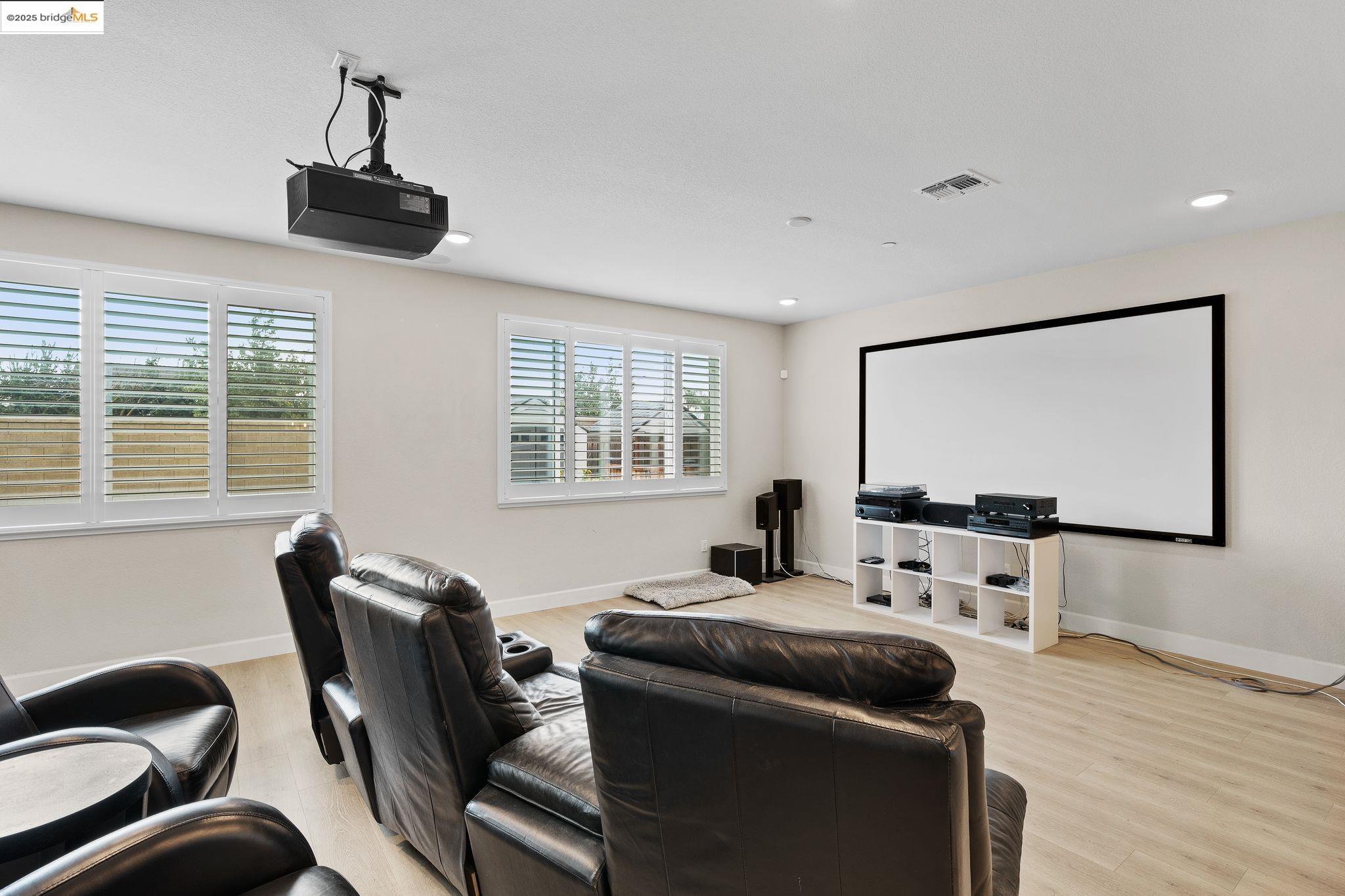 Detail Gallery Image 8 of 22 For 1052 Camborne Dr, Manteca,  CA 95336 - 2 Beds | 2/1 Baths