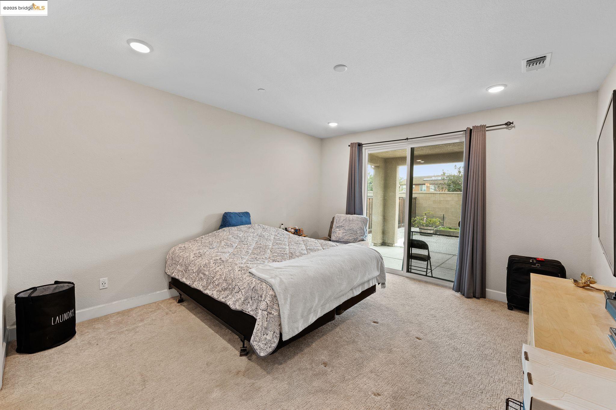 Detail Gallery Image 9 of 22 For 1052 Camborne Dr, Manteca,  CA 95336 - 2 Beds | 2/1 Baths