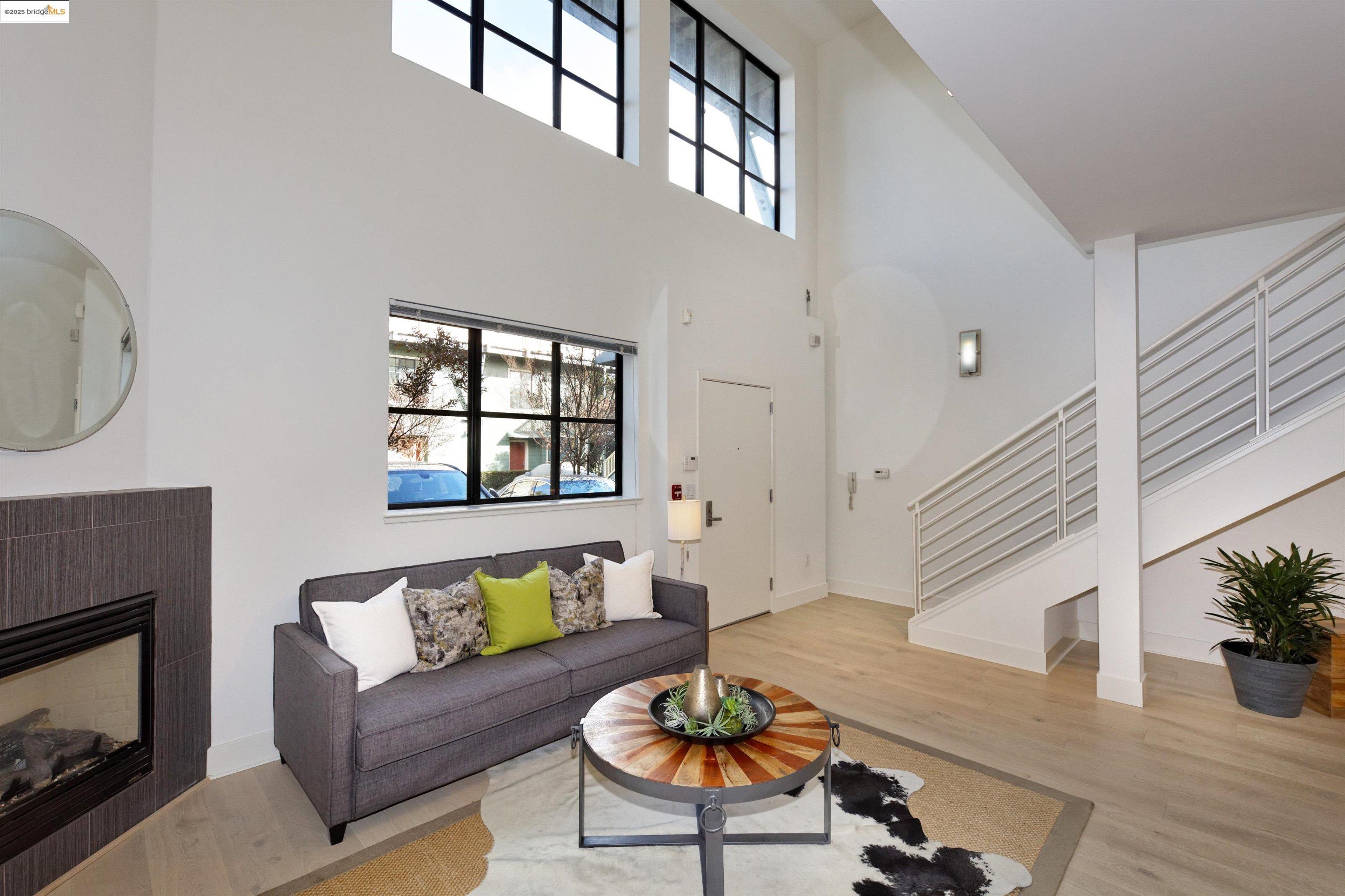 1565 32nd Street # 3, Oakland, California 94608, 2 Bedrooms Bedrooms, 5 Rooms Rooms,2 BathroomsBathrooms,Residential,For Sale,1565 32nd Street # 3,41086101
