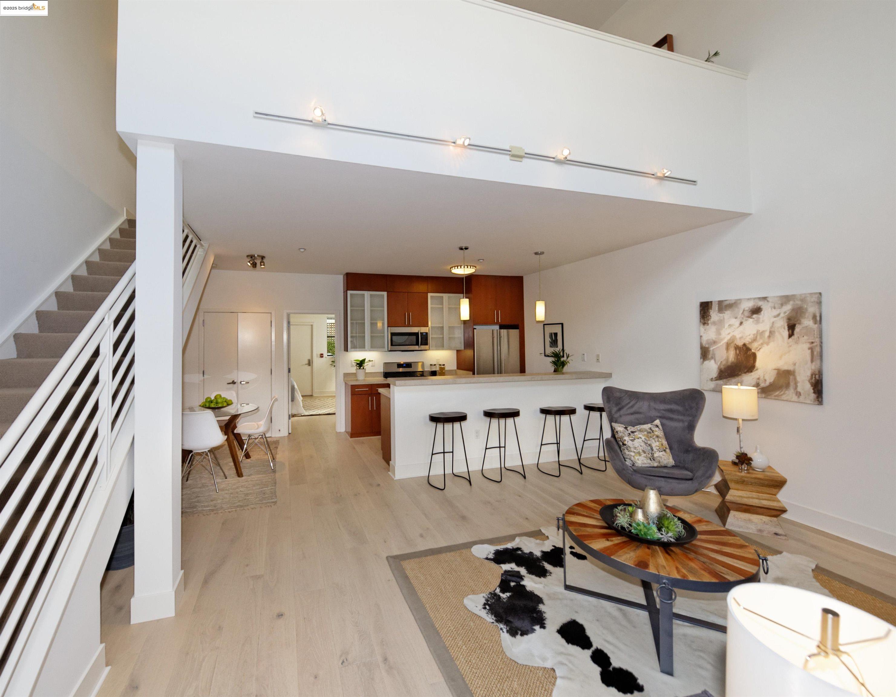 1565 32nd Street # 3, Oakland, California 94608, 2 Bedrooms Bedrooms, 5 Rooms Rooms,2 BathroomsBathrooms,Residential,For Sale,1565 32nd Street # 3,41086101