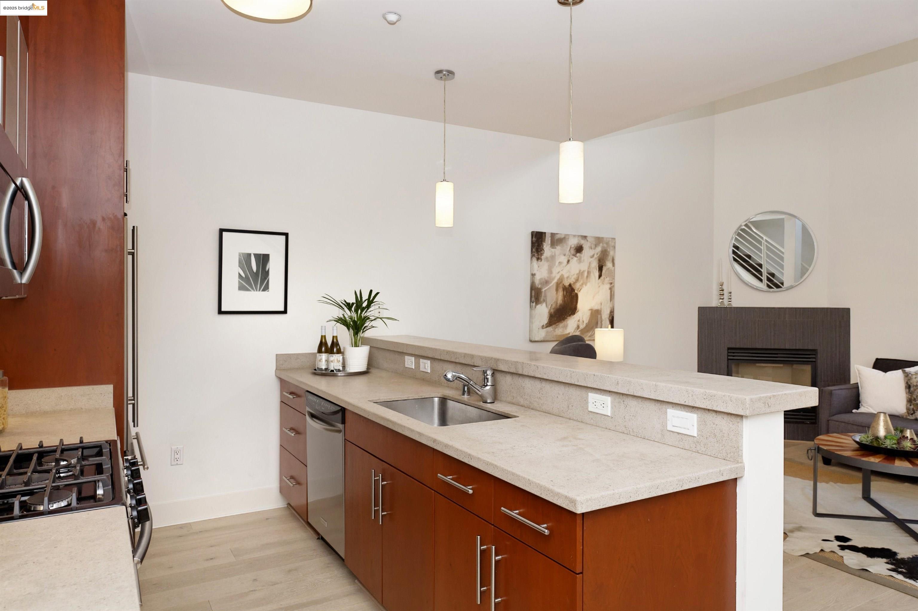 1565 32nd Street # 3, Oakland, California 94608, 2 Bedrooms Bedrooms, 5 Rooms Rooms,2 BathroomsBathrooms,Residential,For Sale,1565 32nd Street # 3,41086101