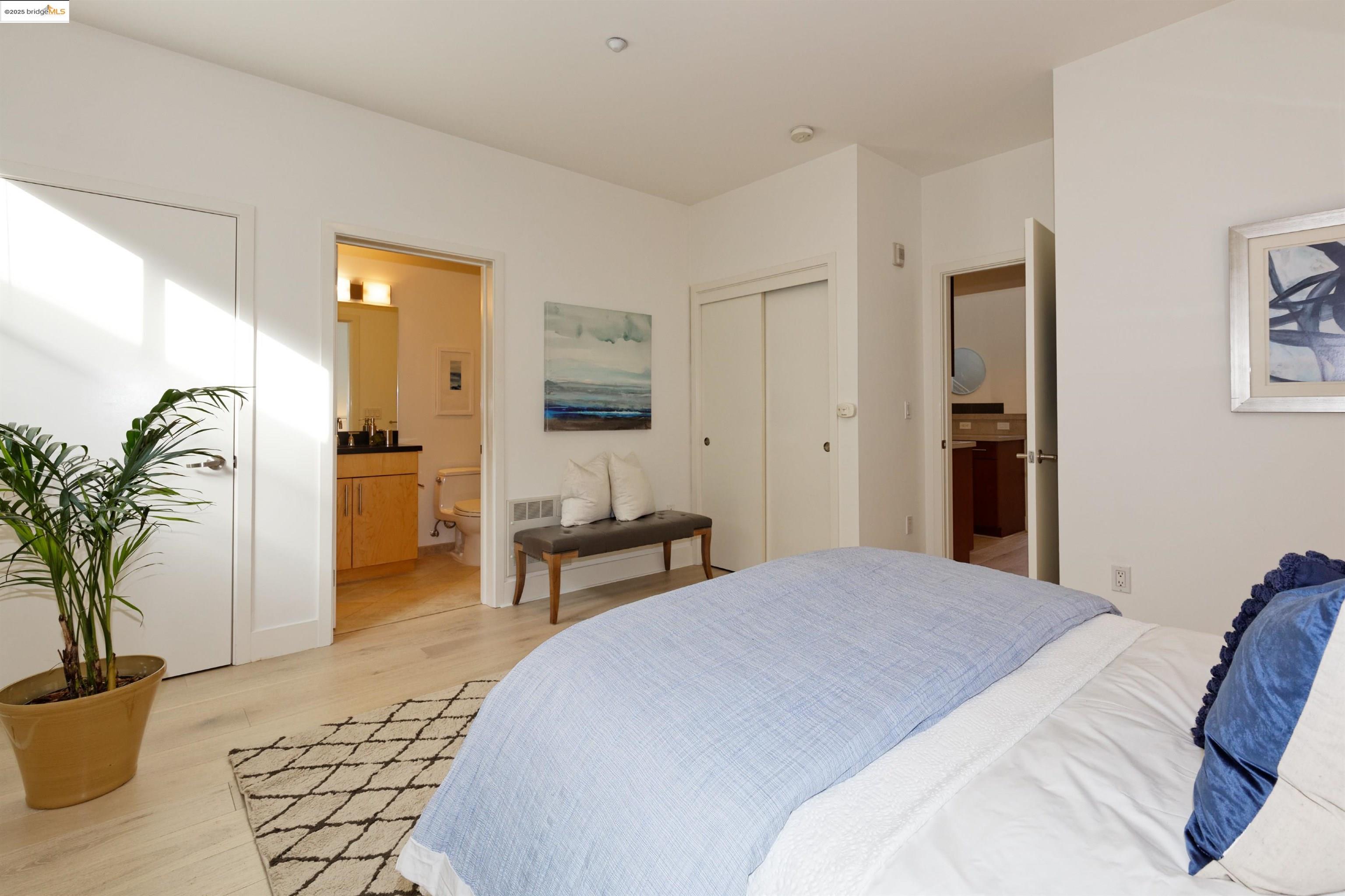 1565 32nd Street # 3, Oakland, California 94608, 2 Bedrooms Bedrooms, 5 Rooms Rooms,2 BathroomsBathrooms,Residential,For Sale,1565 32nd Street # 3,41086101