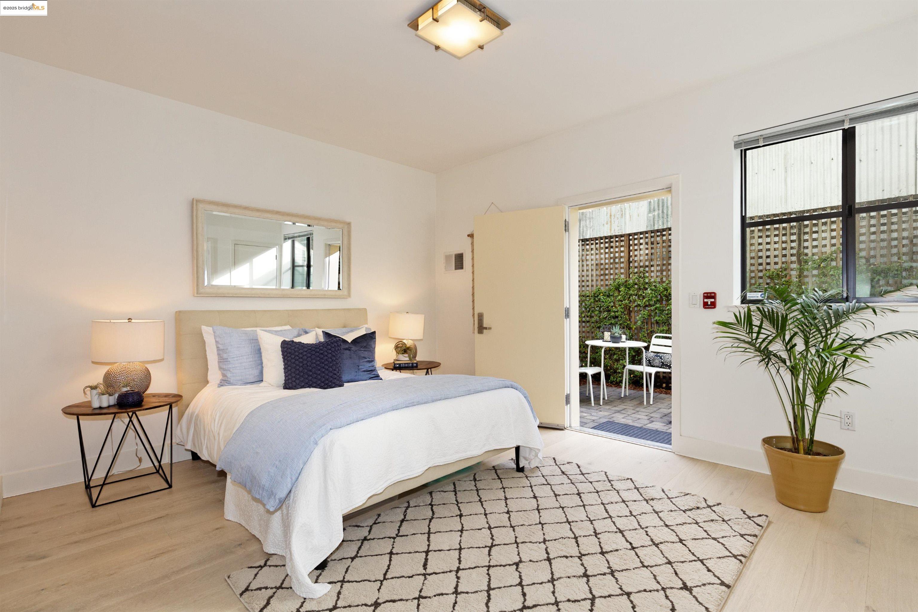 1565 32nd Street # 3, Oakland, California 94608, 2 Bedrooms Bedrooms, 5 Rooms Rooms,2 BathroomsBathrooms,Residential,For Sale,1565 32nd Street # 3,41086101