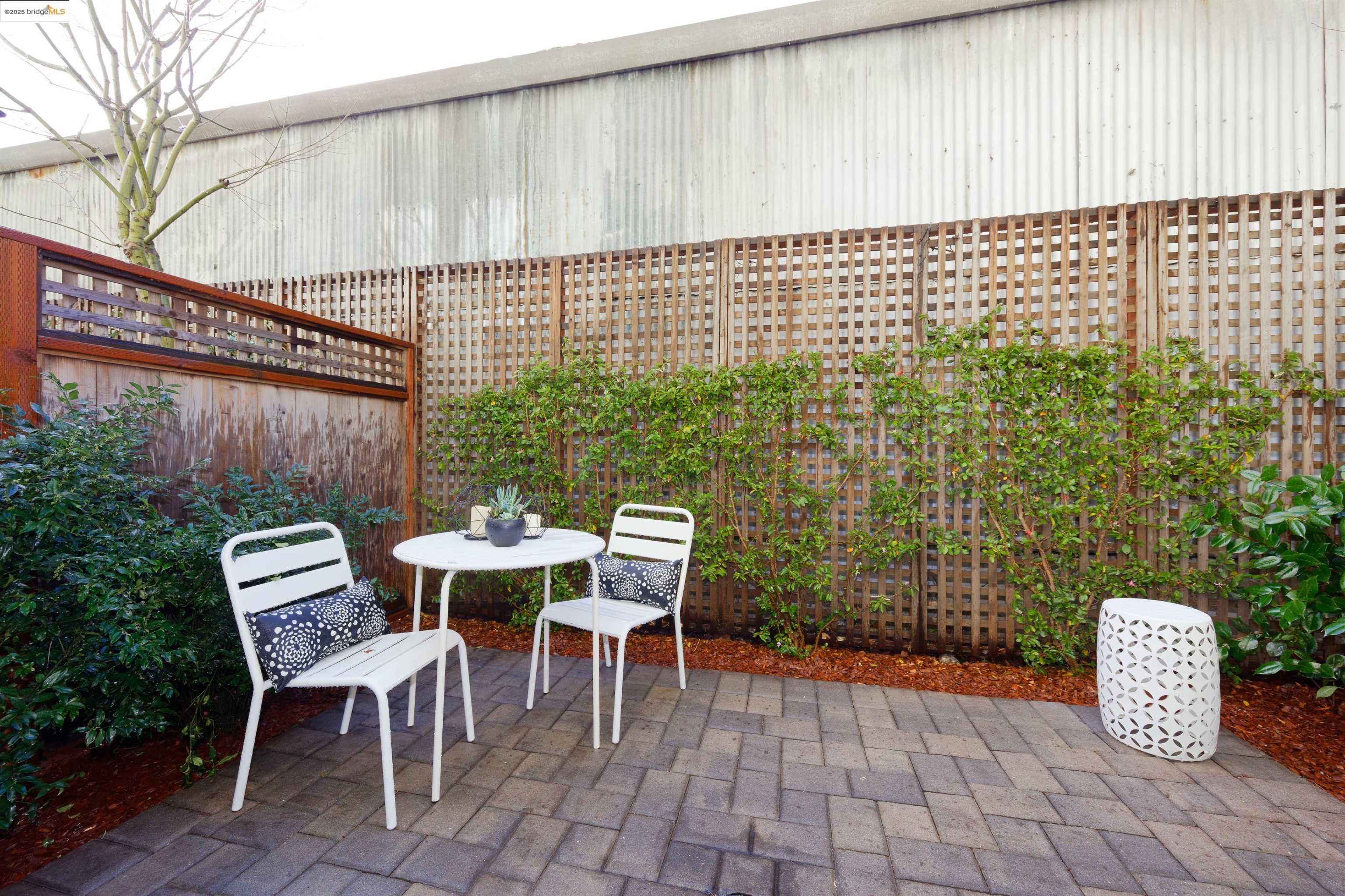 1565 32nd Street # 3, Oakland, California 94608, 2 Bedrooms Bedrooms, 5 Rooms Rooms,2 BathroomsBathrooms,Residential,For Sale,1565 32nd Street # 3,41086101