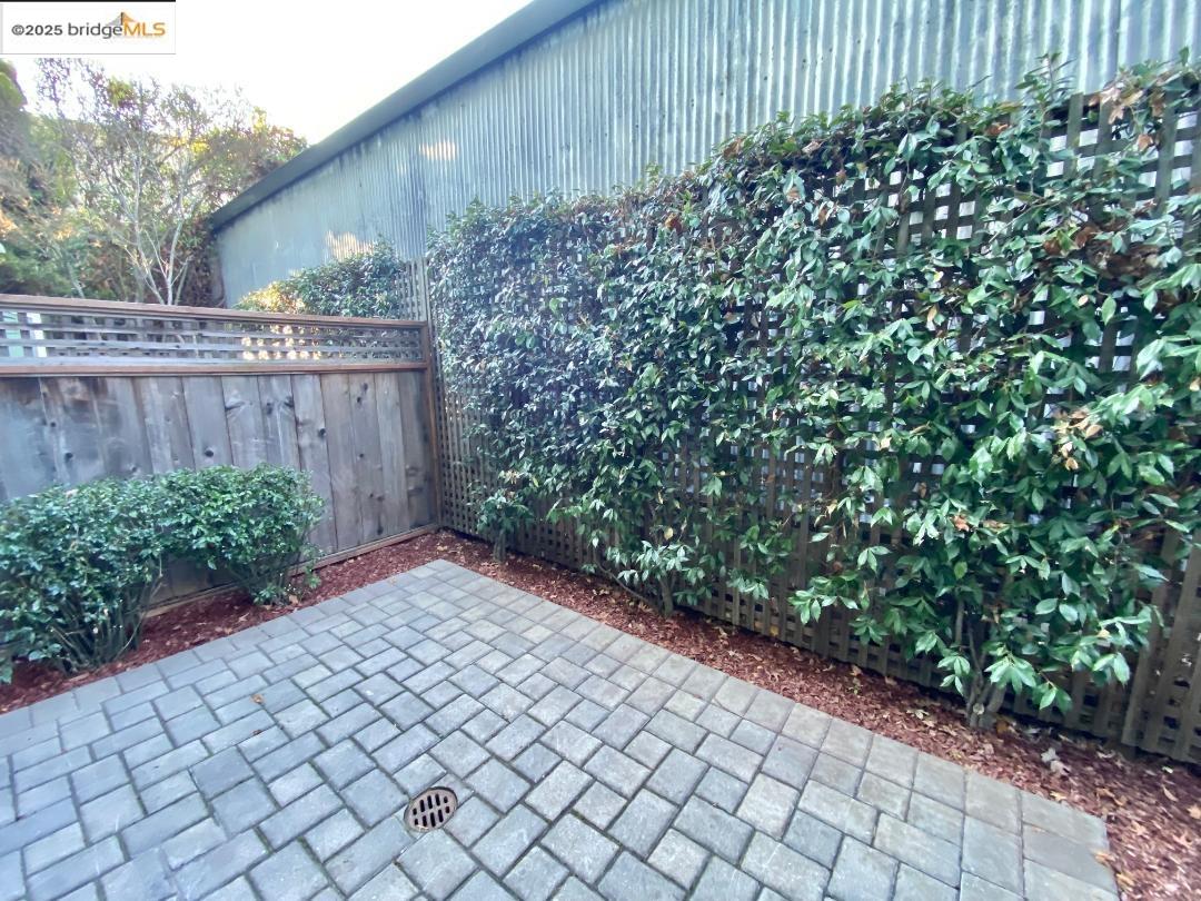 1565 32nd Street # 3, Oakland, California 94608, 2 Bedrooms Bedrooms, 5 Rooms Rooms,2 BathroomsBathrooms,Residential,For Sale,1565 32nd Street # 3,41086101