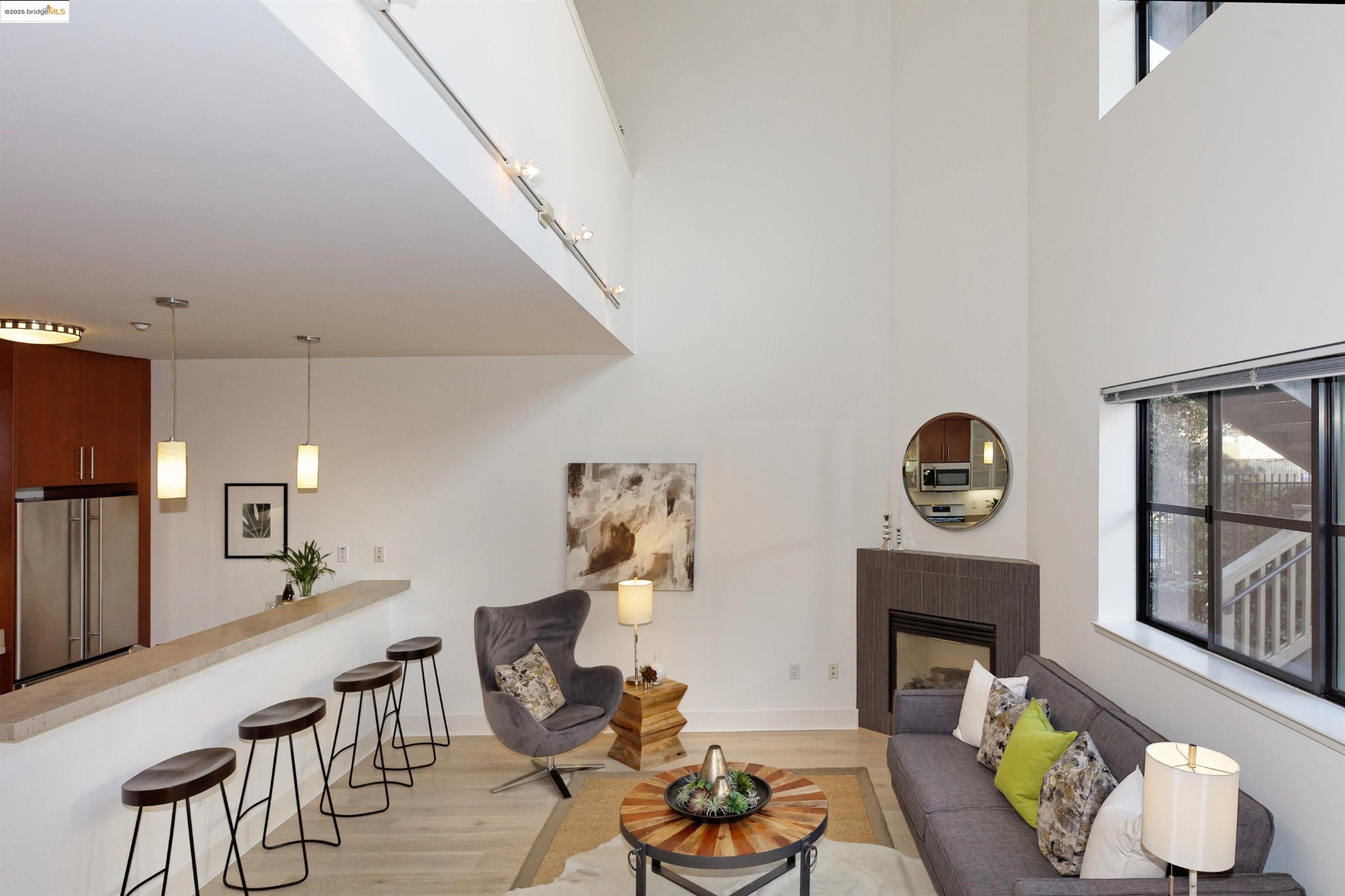 1565 32nd Street # 3, Oakland, California 94608, 2 Bedrooms Bedrooms, 5 Rooms Rooms,2 BathroomsBathrooms,Residential,For Sale,1565 32nd Street # 3,41086101