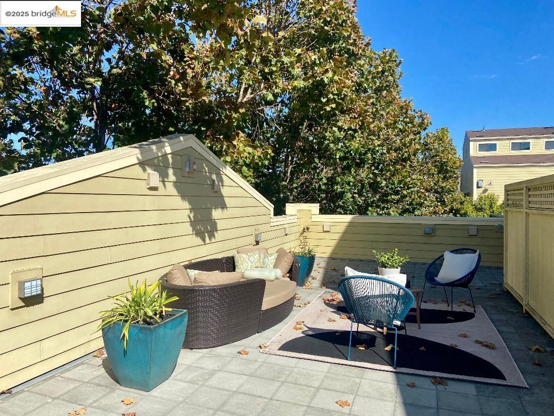 1565 32nd Street # 3, Oakland, California 94608, 2 Bedrooms Bedrooms, 5 Rooms Rooms,2 BathroomsBathrooms,Residential,For Sale,1565 32nd Street # 3,41086101